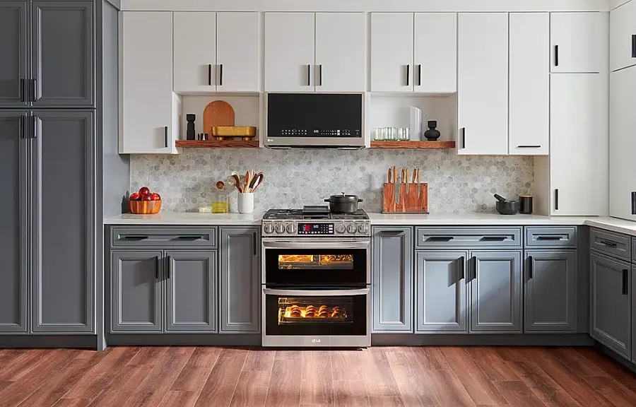 Alt View 30. LG - 6.9 Cu. Ft. Slide-In Double Oven Gas True Convection Range with EasyClean and InstaView - PrintProof Stainless Steel.
