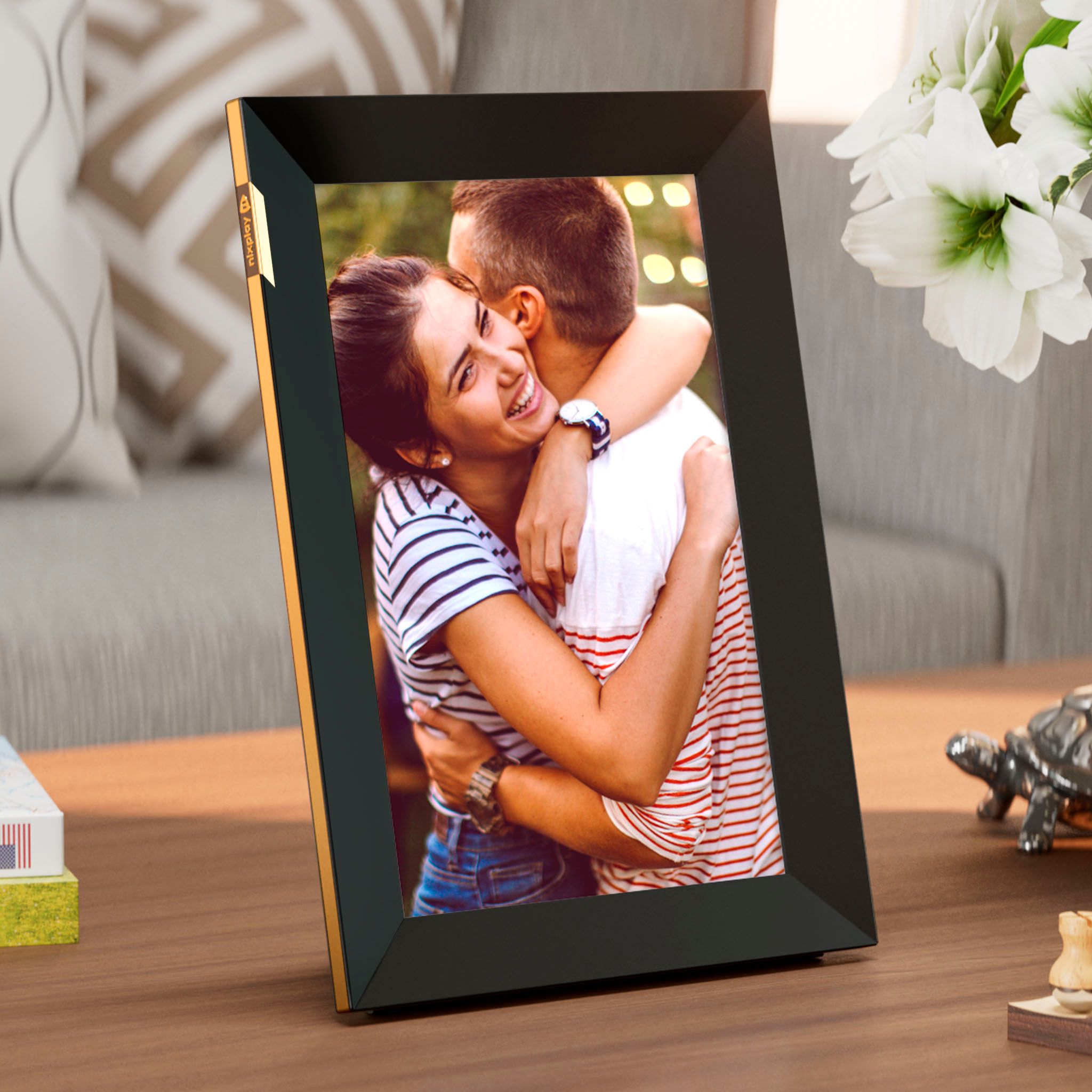 Left View: Nixplay - W10K Touch 10.1-inch LCD Smart Digital Photo Frame - Black/Gold