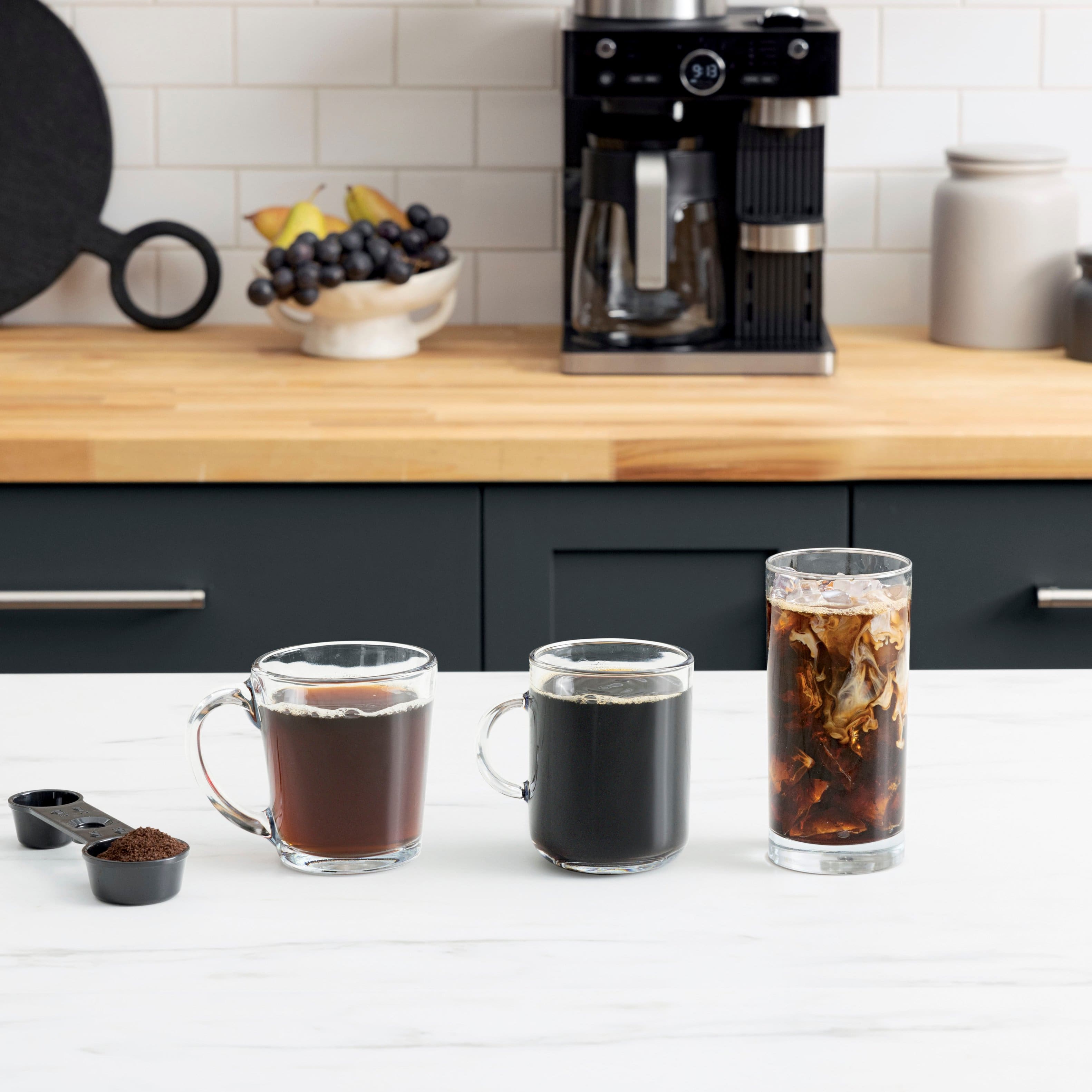 Adjustable cup tray. Reduce splashing when brewing small cups or remove tray to fit an 8" travel mug.