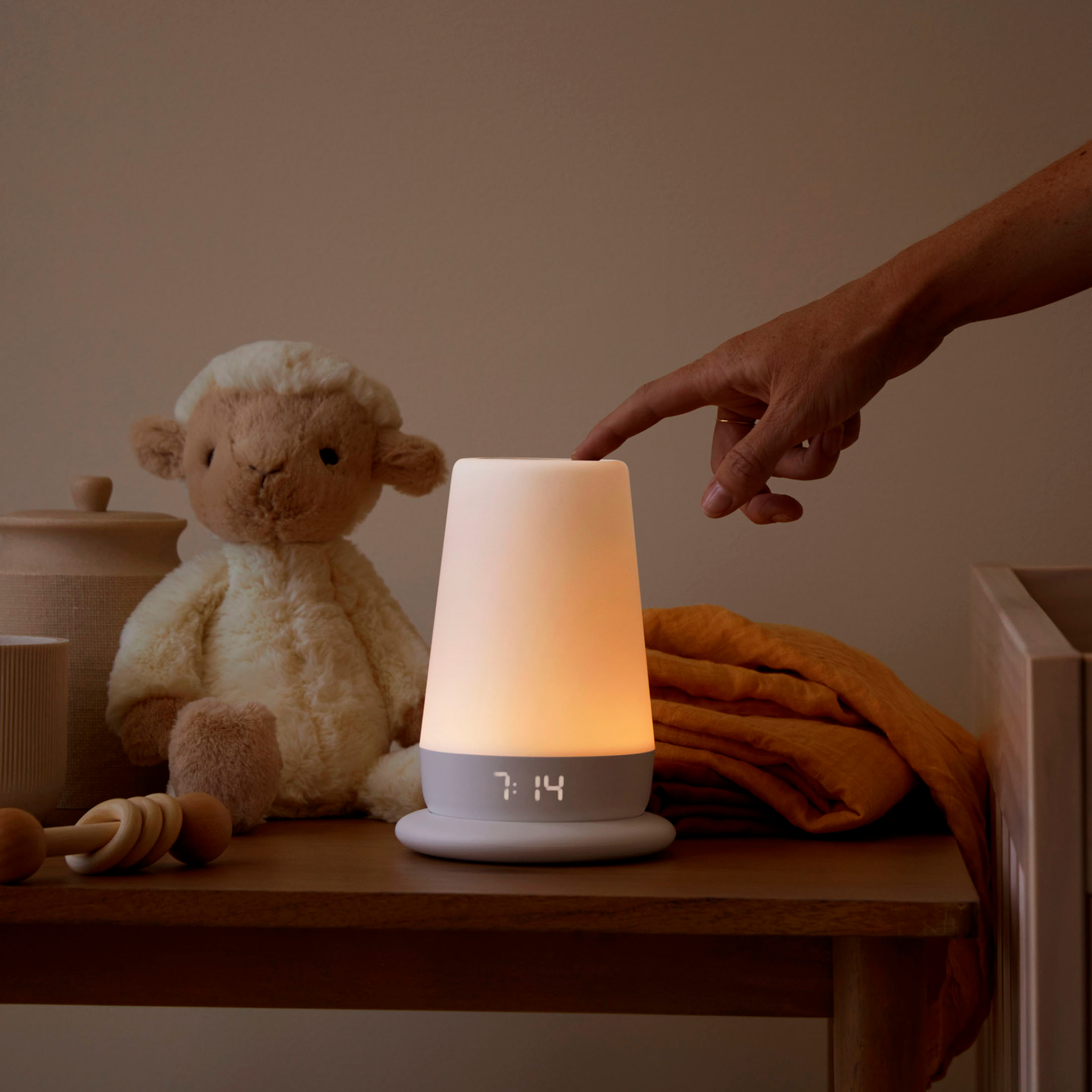 Angle View: Hatch - Rest+ 2nd Gen All-in-one Sleep Assistant, Nightlight & Sound Machine with Back-up Battery - White