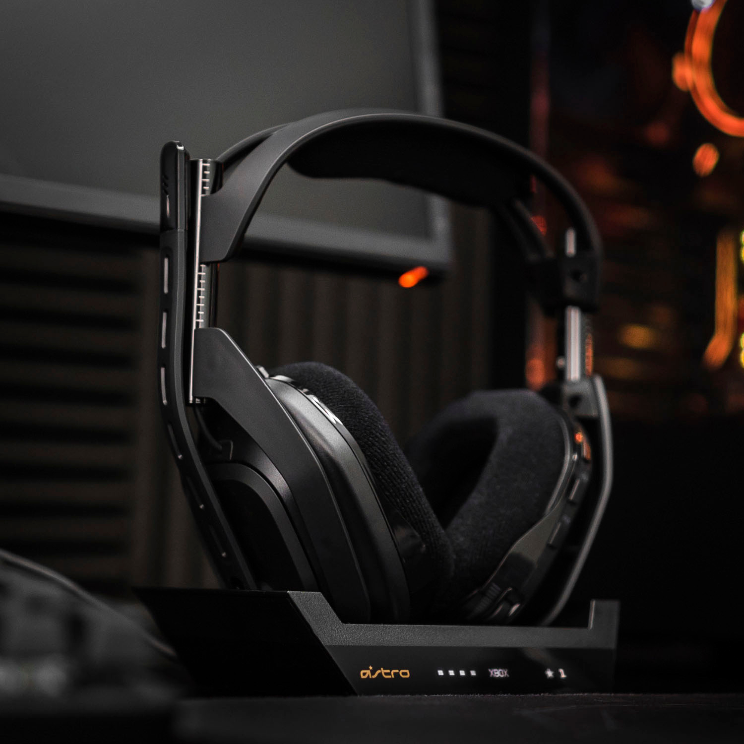 hjemme koloni Undtagelse Astro Gaming Refurbished A50 Wireless Dolby Atmos Over-the-Ear Gaming  Headset for Xbox Series X|S, Xbox One, and PC with Base Station Black  996-000359 - Best Buy