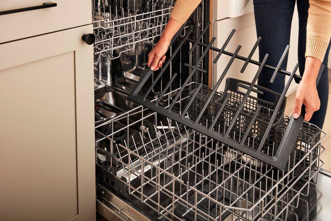 Whirlpool 5.1 Cu. Ft. Freestanding Gas Range with Edge to Edge Cooktop