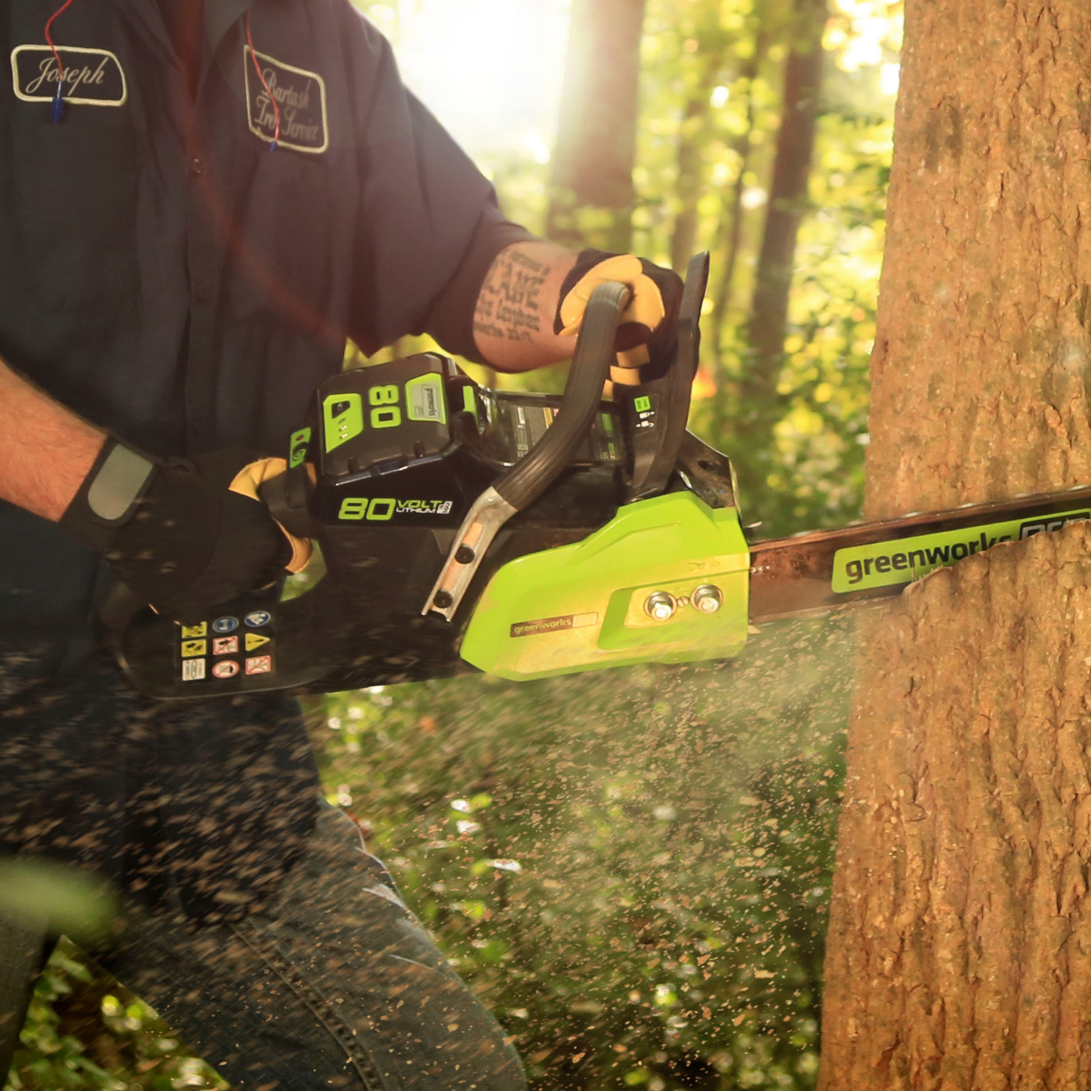 Left. Greenworks - 80-Volt 18-Inch Cordless Brushless Chainsaw (1 x 4Ah battery and Charger) - Green.