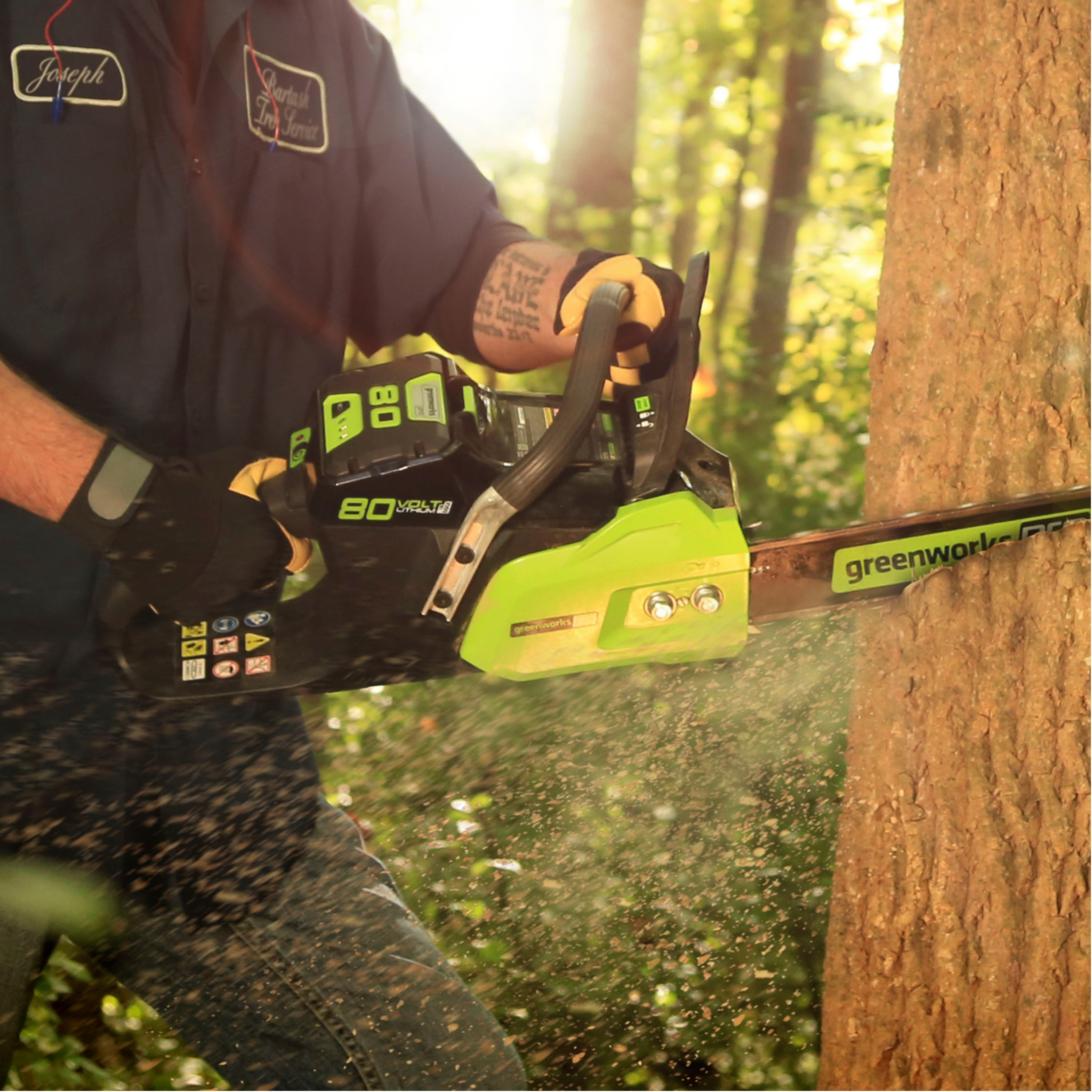 Greenworks 80-Volt 18-Inch Cordless Brushless Chainsaw (1 x 4Ah battery and  Charger) Green 2019902/CS80L415 - Best Buy