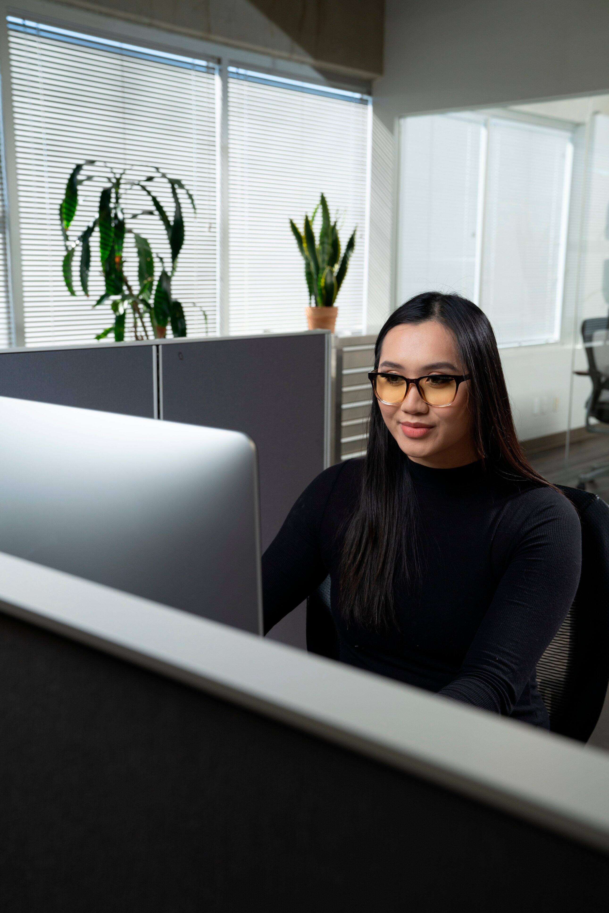 Left. GUNNAR - GUNNAR - Berkeley  Computer Glasses with Blue Light Reduction , Amber Lenses - Onyx Fade.