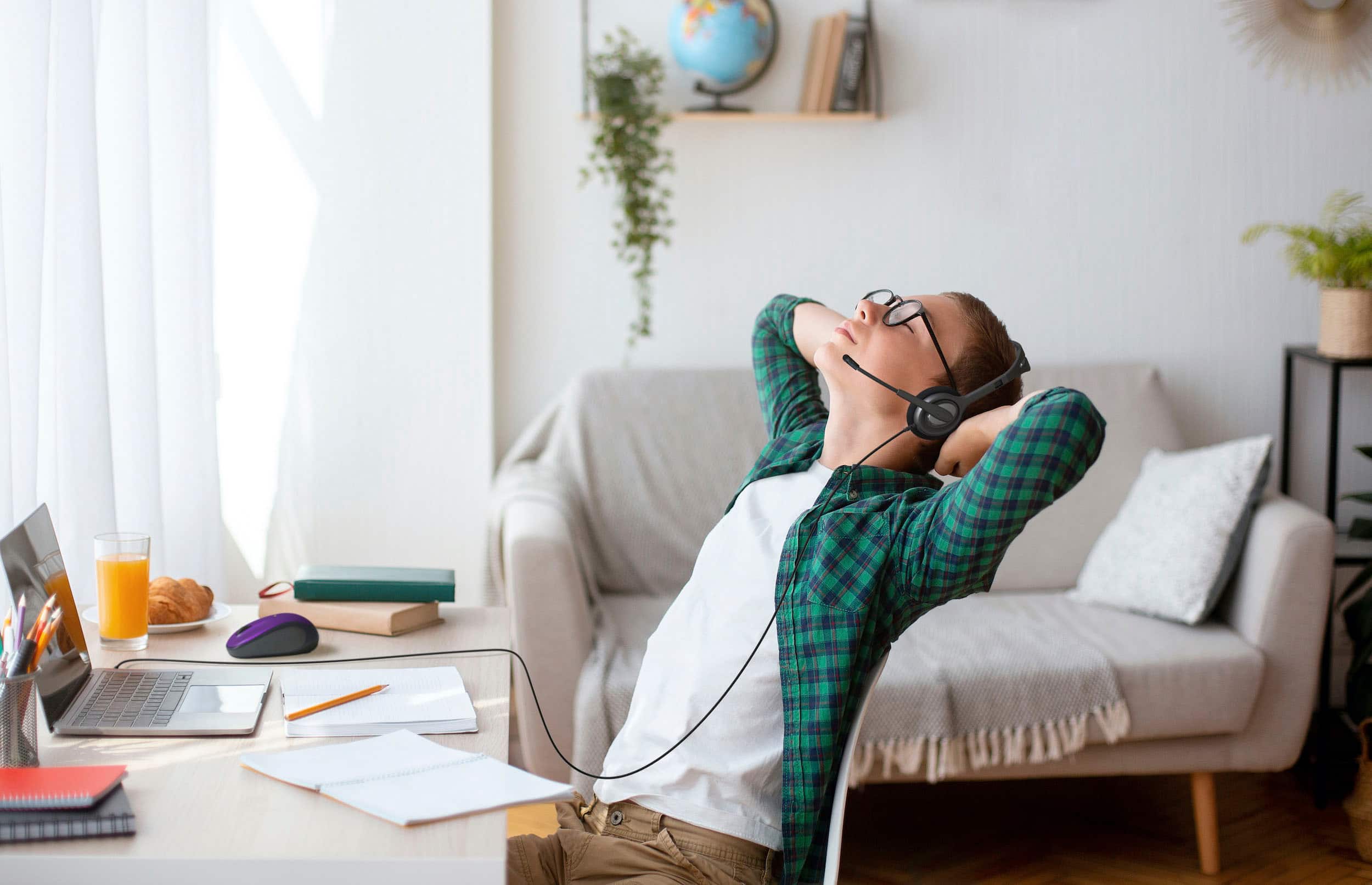 Alt View 13. Logitech - M325s Wireless Optical Ambidextrous Mouse - Vivid Violet.