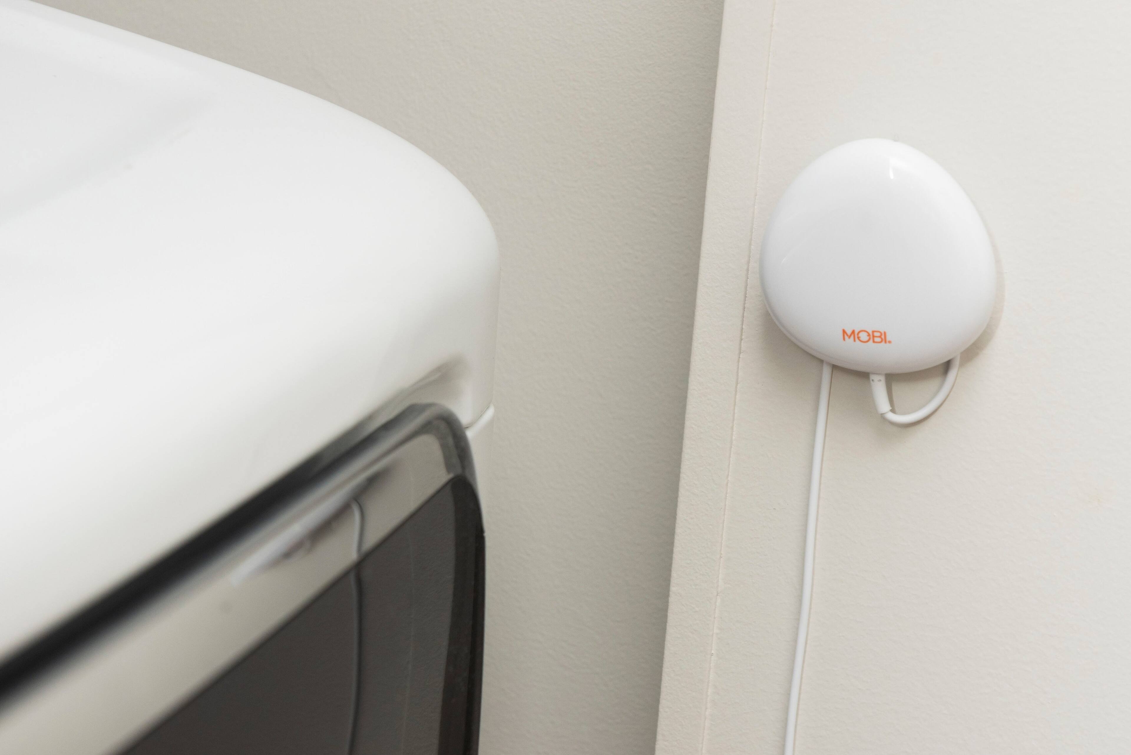 Left. MOBI - Smart WIFI Water Leak Sensor - White.