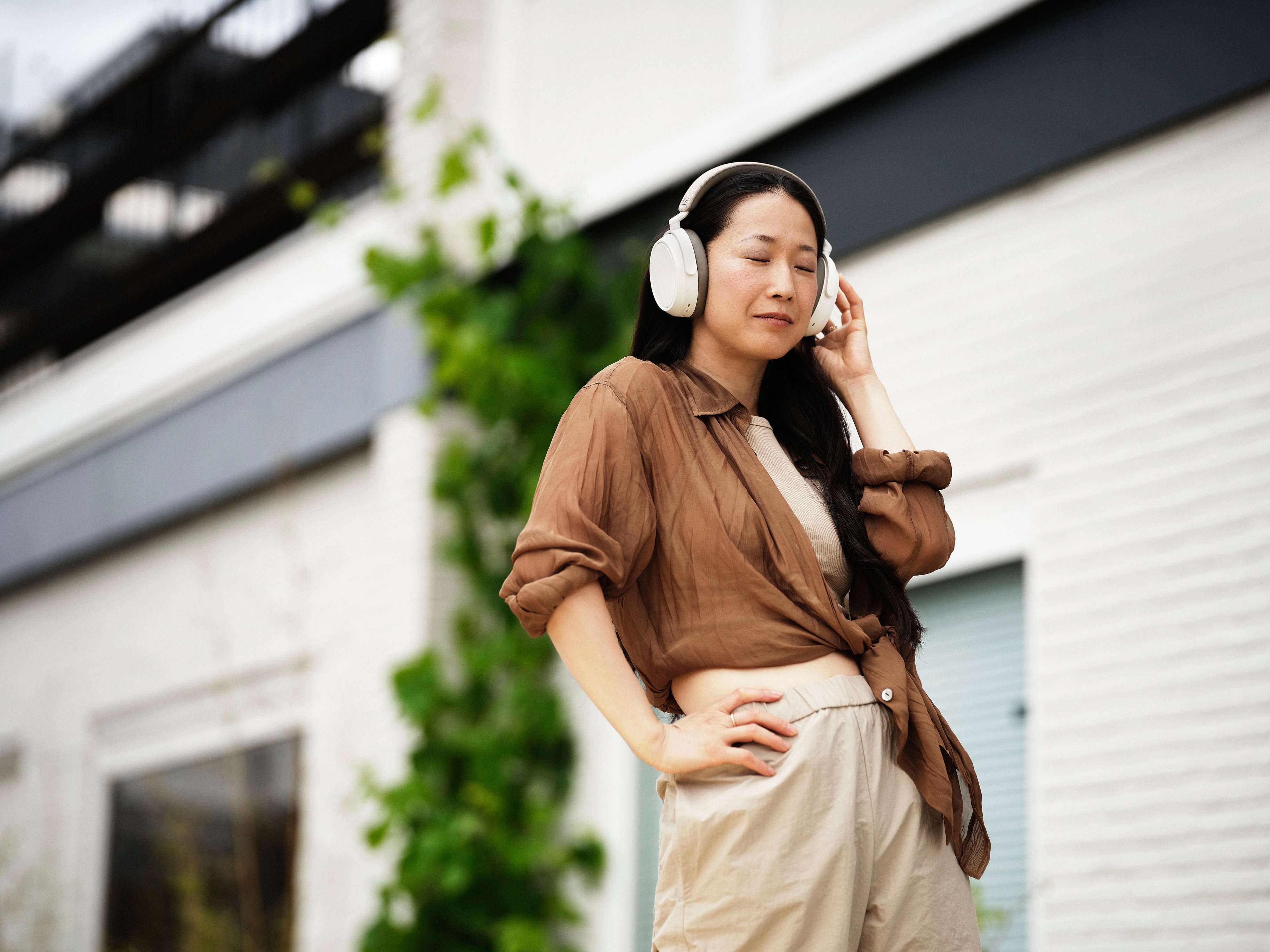Sennheiser Momentum 4 Wireless Adaptive Noise-Canceling Over-The-Ear  Headphones White M4AEBT White - Best Buy