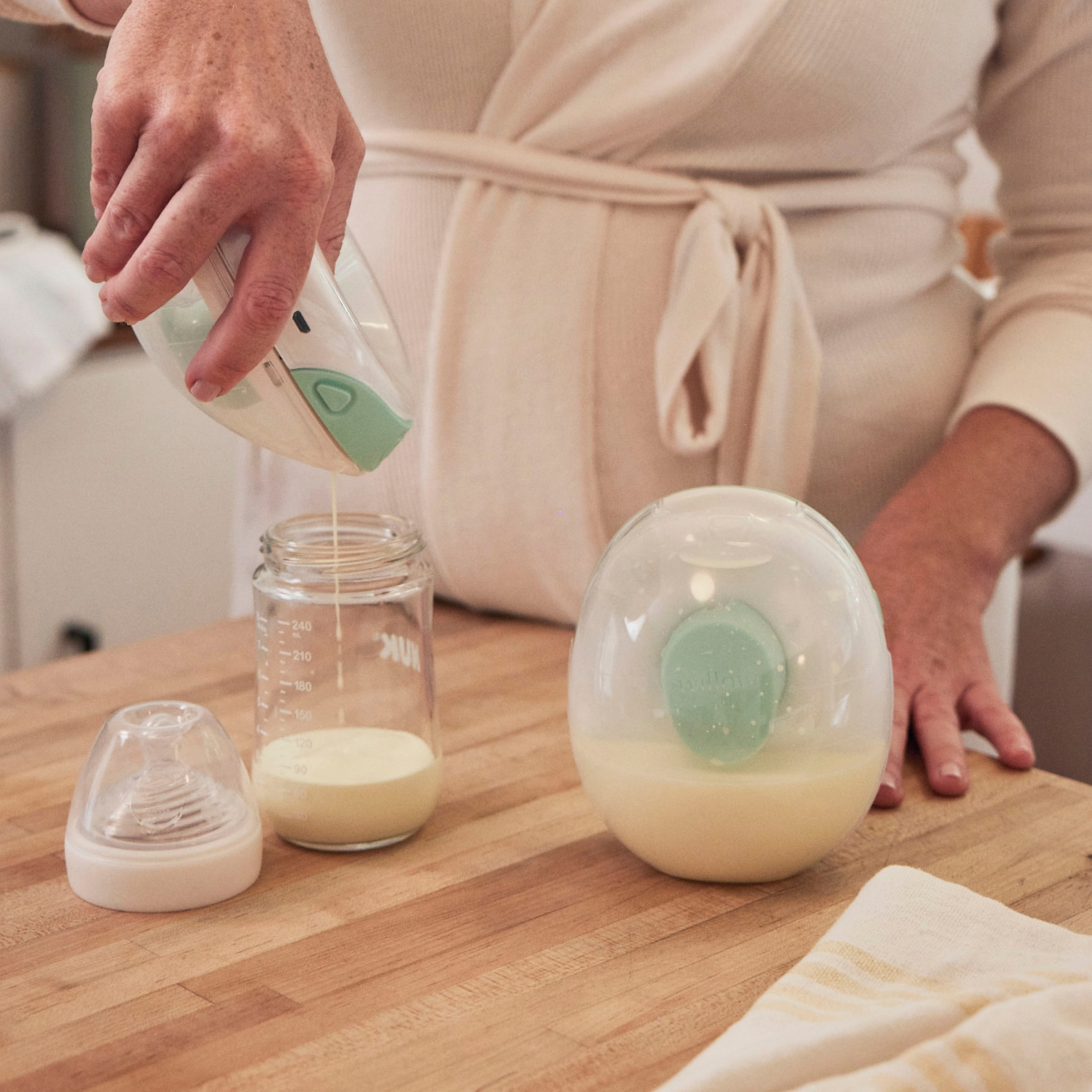 Willow Go Wearable Double Electric Breast Pump with Lactation Class and  Milk Storage Bags