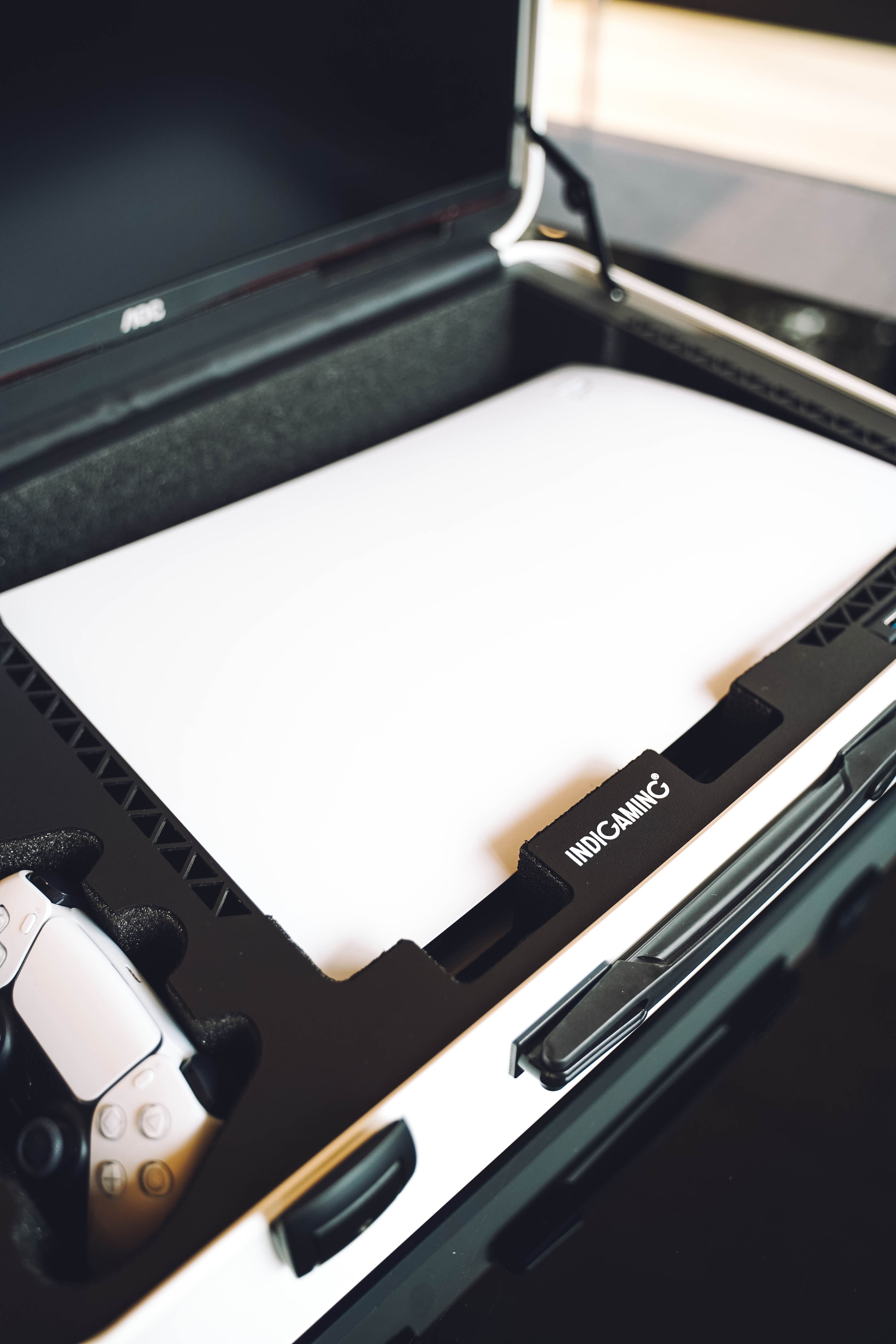 Alt View 17. POGA - LUX PlayStation 5 Premium Portable Console Travel Case w/ Trolley and 24" AOC Gaming Monitor - White.