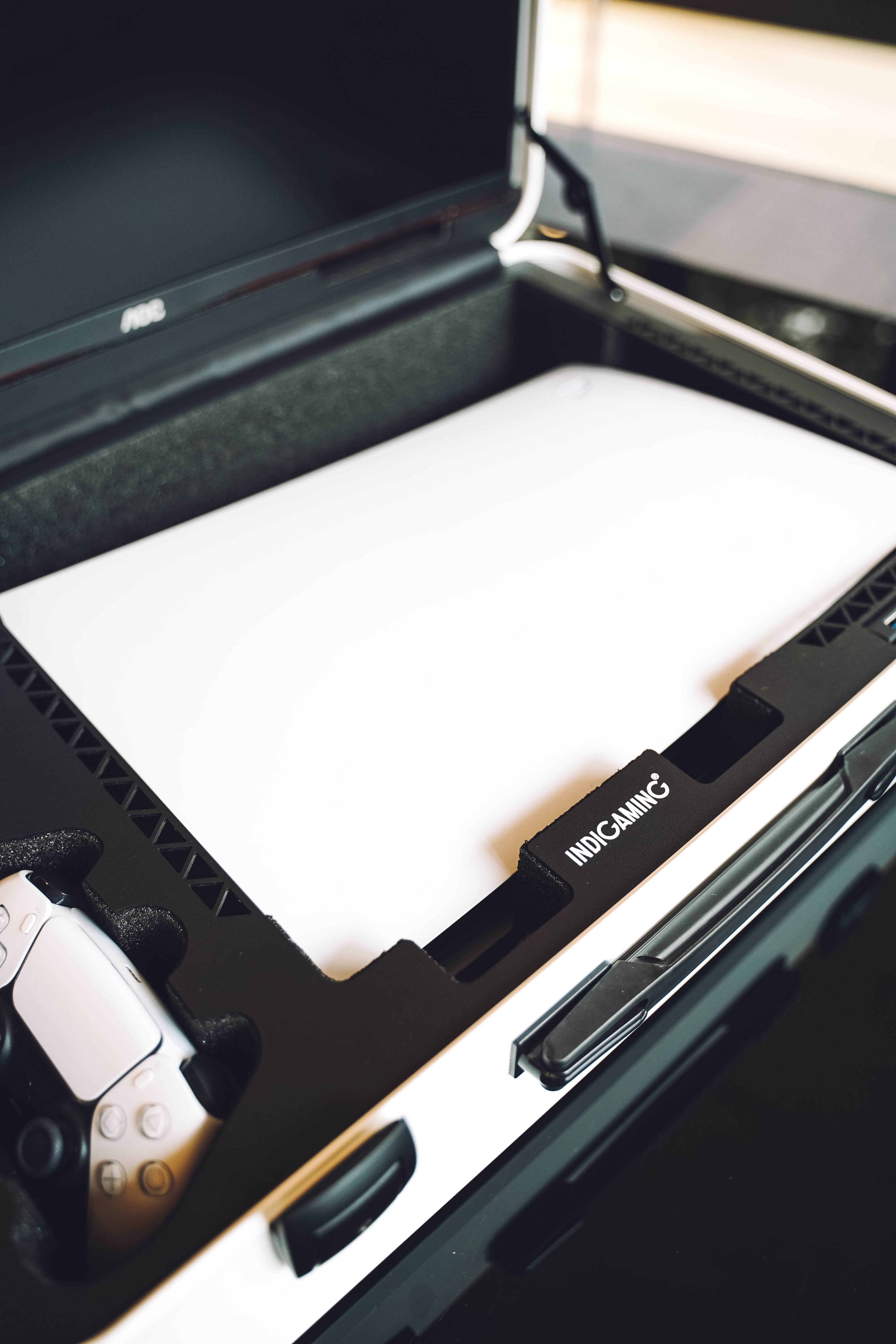 Alt View 17. POGA - LUX PlayStation 5 Premium Portable Console Travel Case w/ Trolley and 24" AOC Gaming Monitor - White.