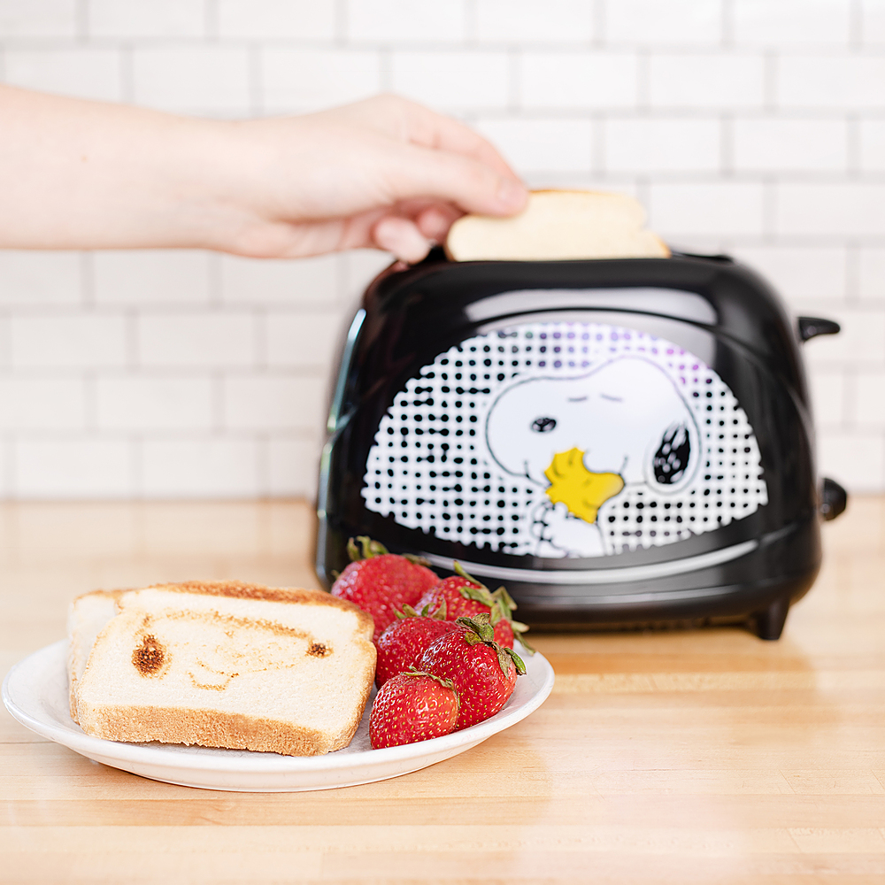  Uncanny Brands Peanuts Snoopy Two-Slice Toaster- Toasts Your  Favorite Beagle On Your Toast: Home & Kitchen