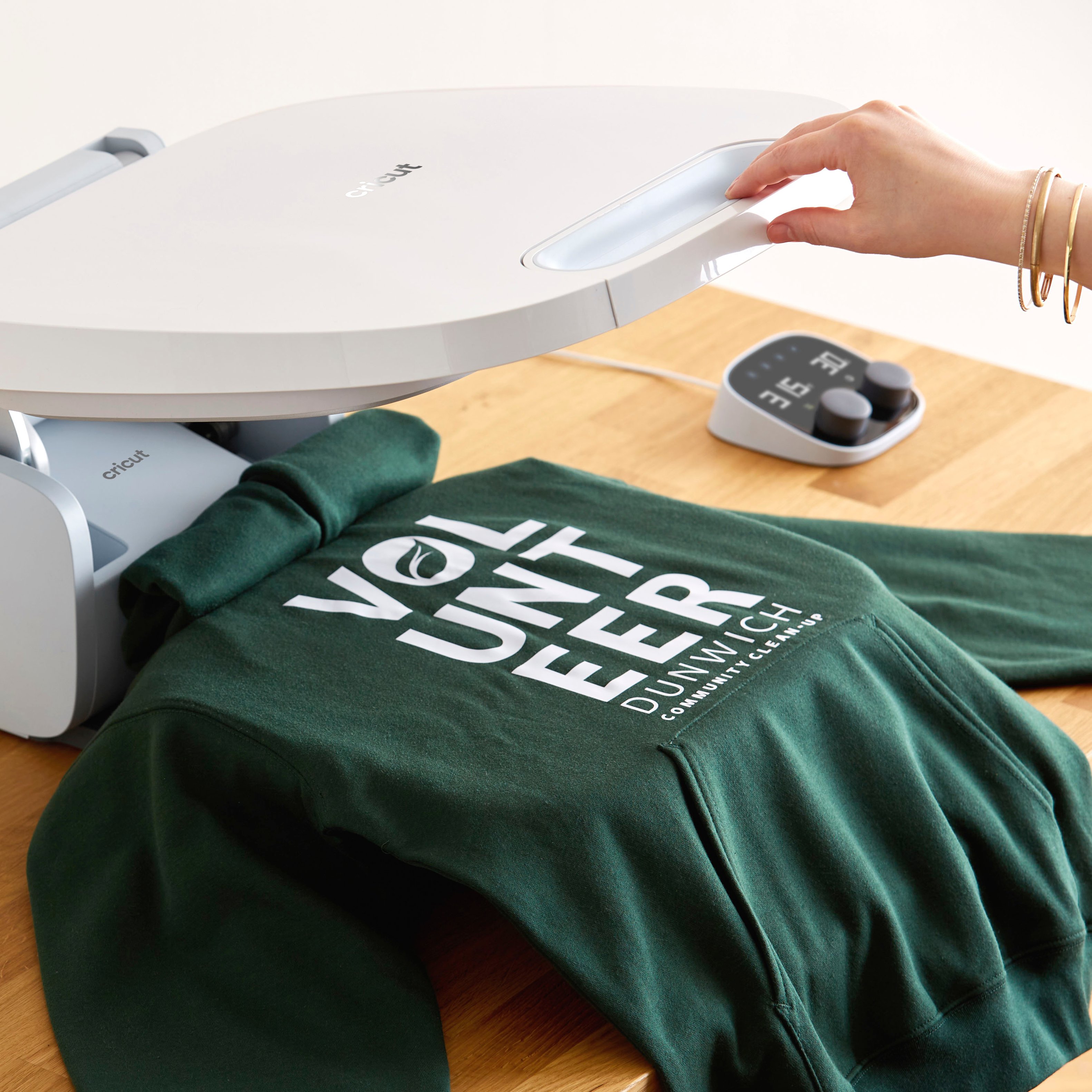 $800 for a glorified heat press? is this actually reasonable pricing? : r/ cricut