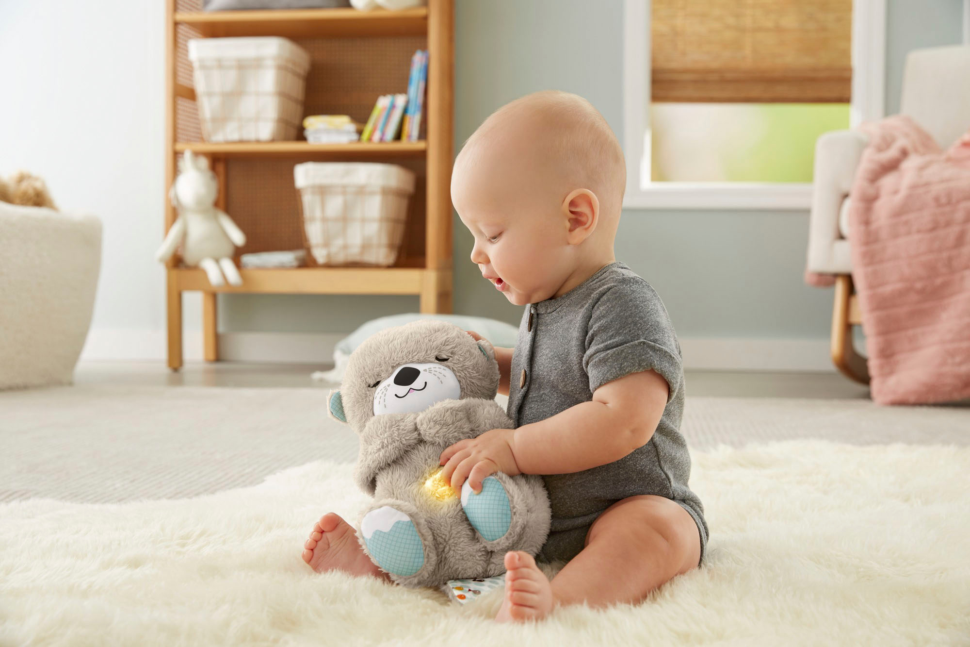  Fisher-Price Baby Sound Machine Soothe 'n Snuggle Otter -  Juguete portátil de peluche para bebé con detalles sensoriales, luces  musicales y movimiento de respiración rítmica (exclusivo de ) : Bebés