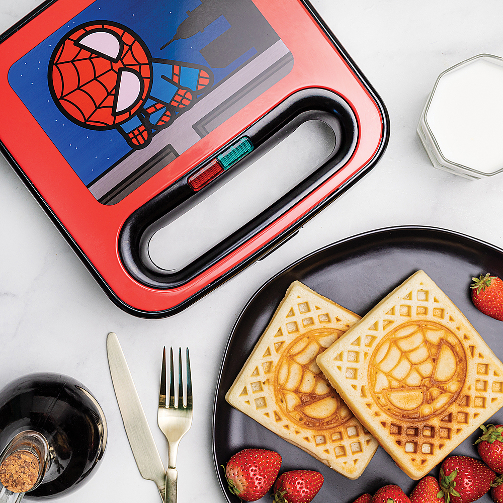 Uncanny Brands Marvel Groot Waffle Maker- I Am Groot On Your Waffles- Waffle  Iron, 1 - Food 4 Less
