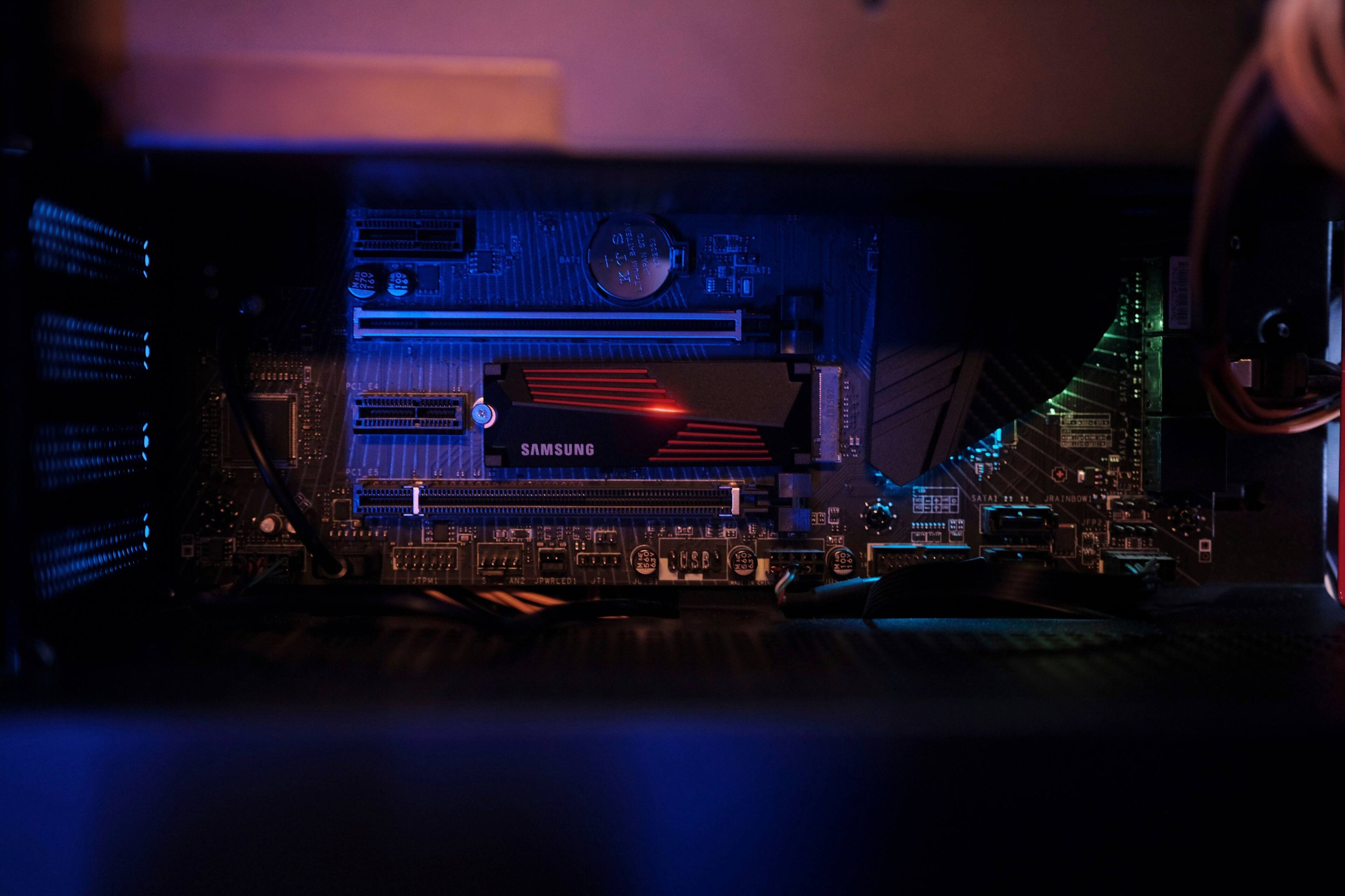 Alt View 16. Samsung - 990 PRO 2TB Internal SSD PCIe Gen 4x4 NVMe with Heatsink for PS5 - Black/Red.