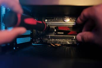 Samsung 990 PRO 2TB Internal SSD PCIe Gen 4x4 NVMe with Heatsink Samsung 990 PRO 2TB Internal SSD PCIe Gen 4x4 NVMe with Heatsink