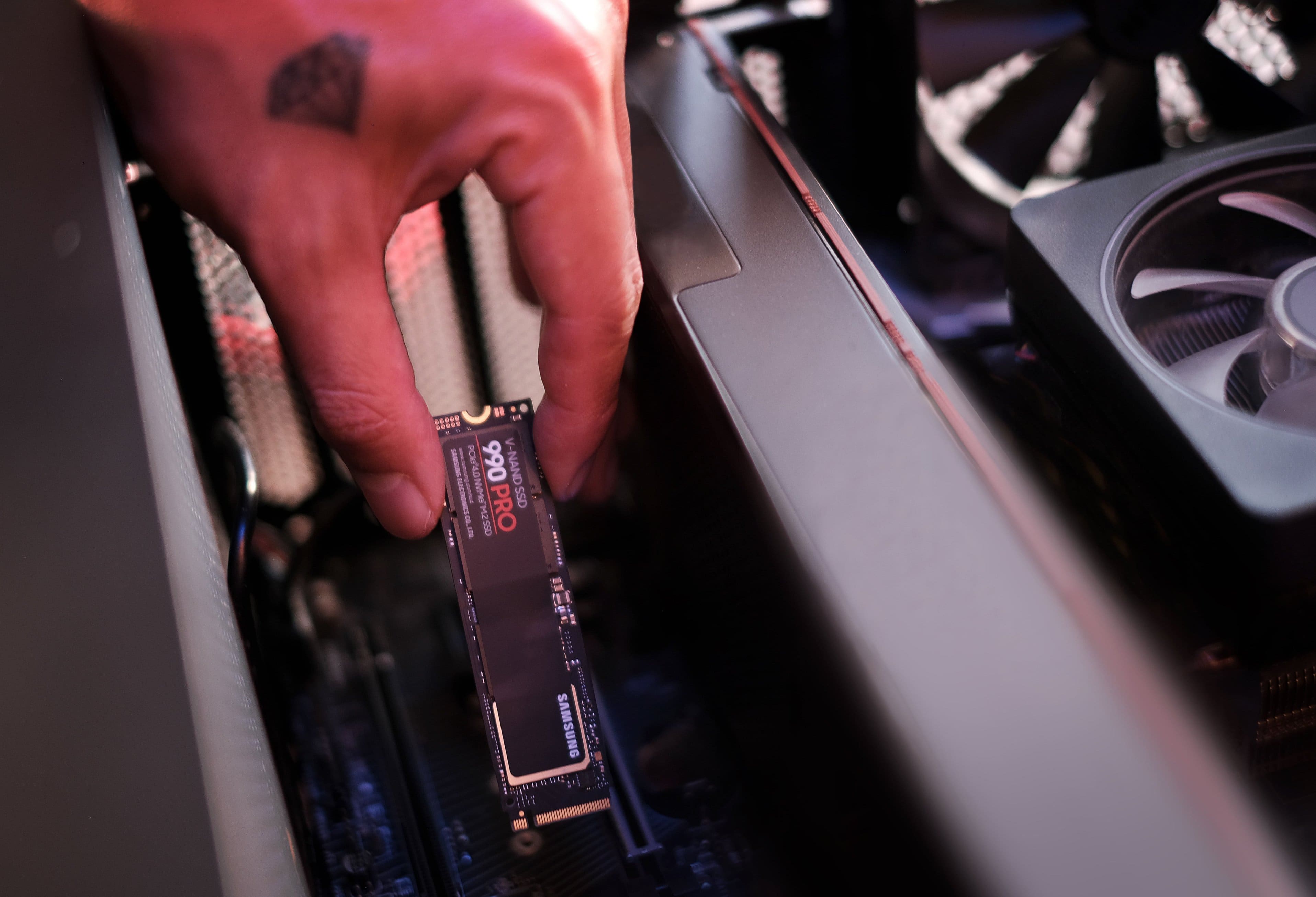 Alt View 19. Samsung - 990 PRO 1TB Internal SSD PCle Gen 4x4 NVMe - Black.