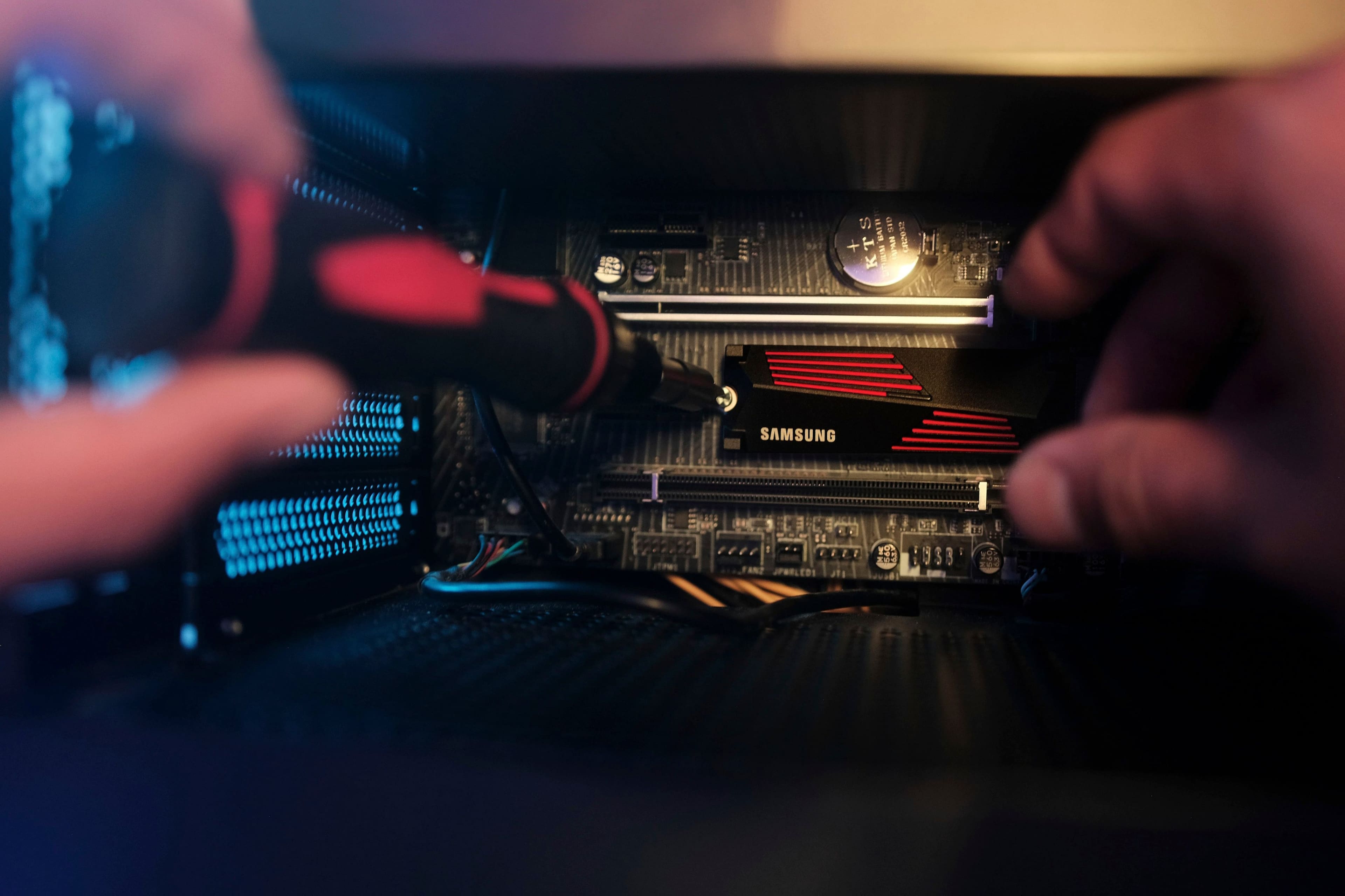 Alt View 19. Samsung - 990 PRO 1TB Internal SSD PCIe Gen 4x4 NVMe with Heatsink for PS5 - Black/Red.