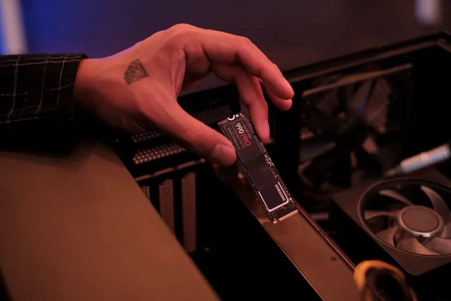 Alt View 21. Samsung - 990 PRO 2TB Internal SSD PCle Gen 4x4 NVMe - Black.