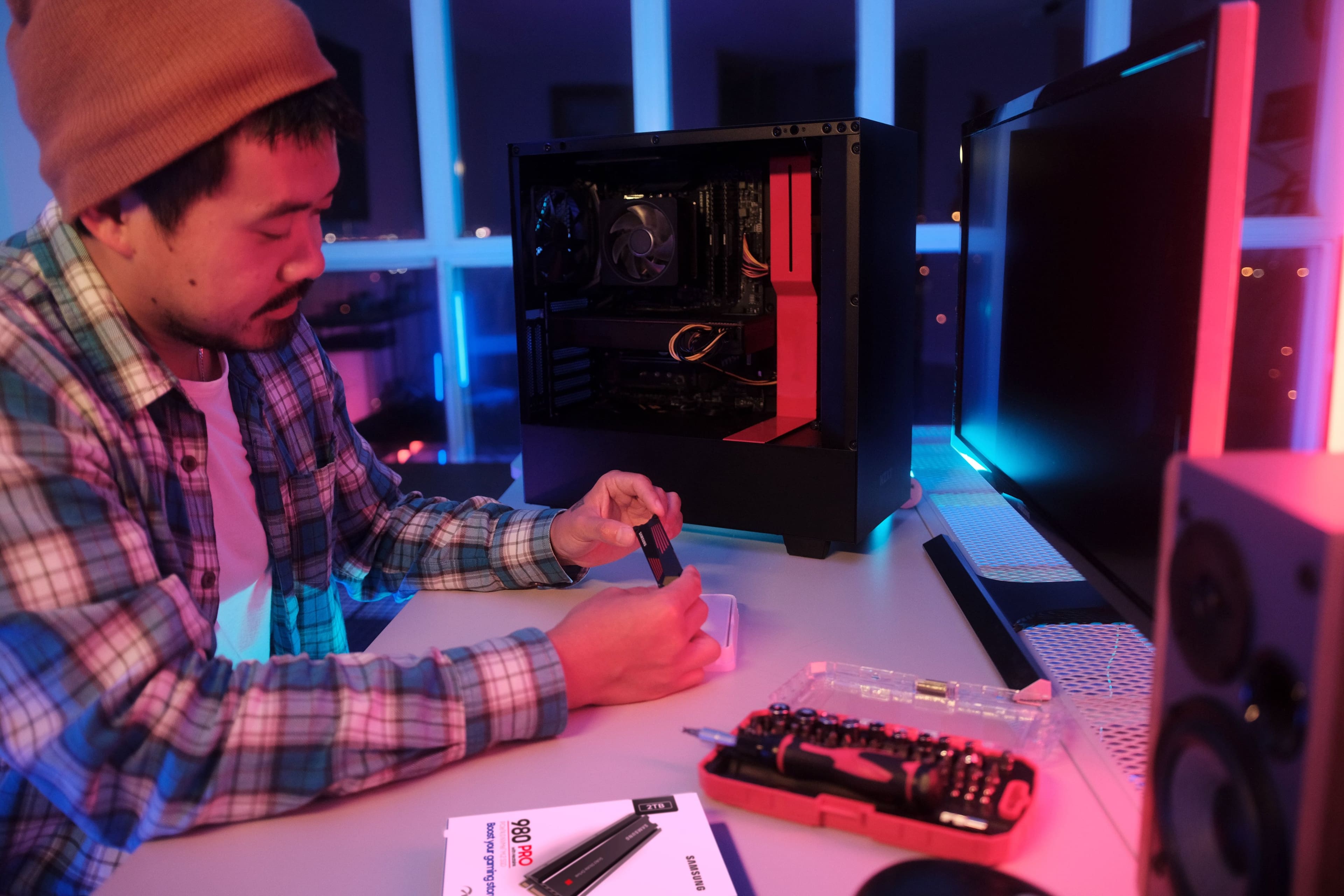 Alt View 14. Samsung - 990 PRO 2TB Internal SSD PCle Gen 4x4 NVMe - Black.