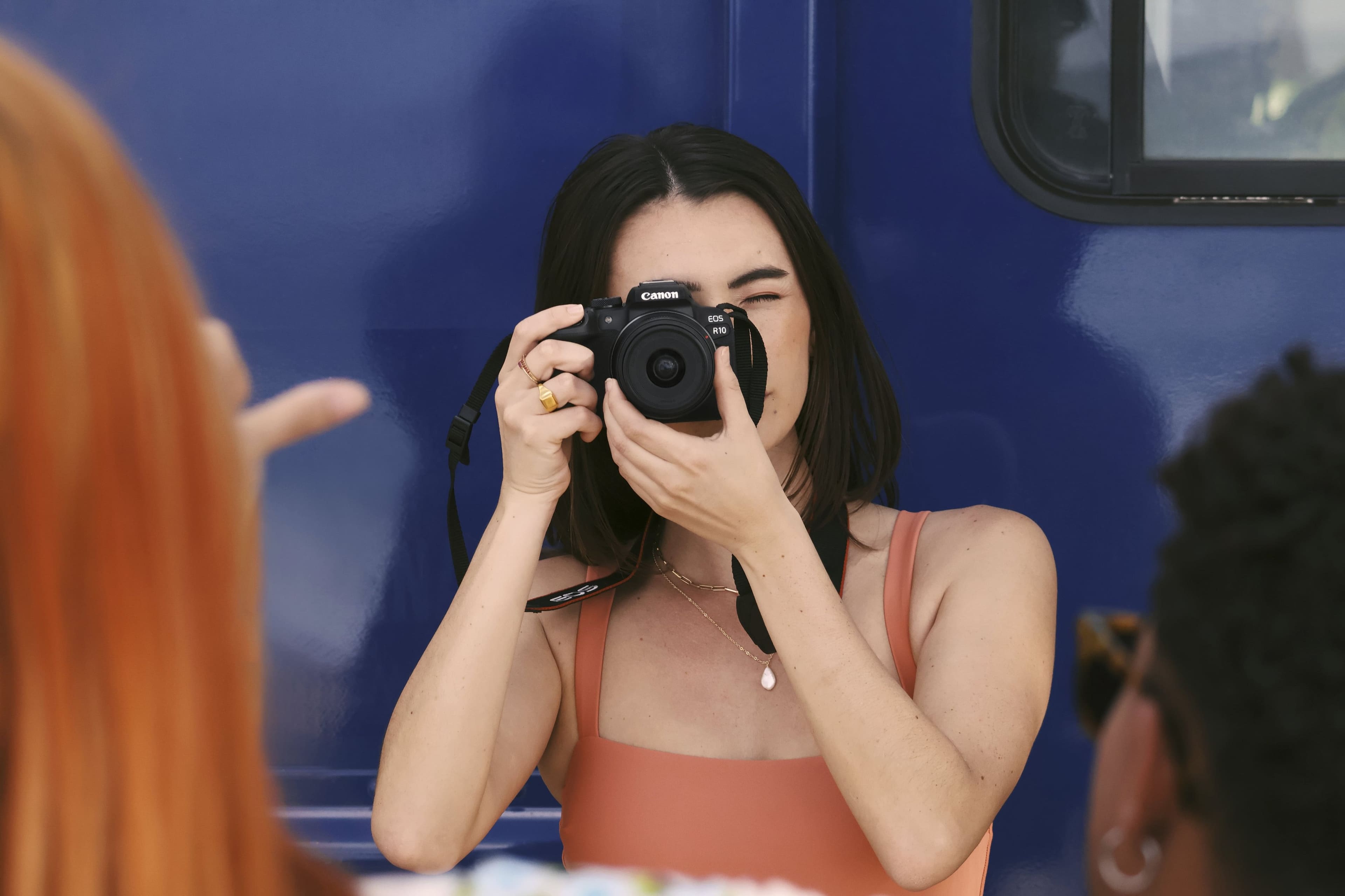 Alt View 34. Canon - EOS R10 Mirrorless Camera with RF-S 18-45 f/4.5-6.3 IS STM Lens Content Creator Kit - Black.