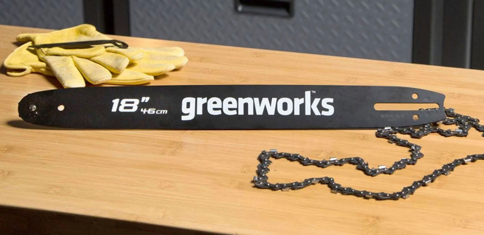Left. Greenworks - 18-Inch Replacement Chainsaw Bar and Chain Combo - Black.