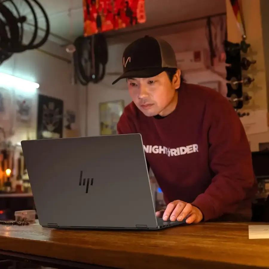 Alt View 17. HP - OmniBook X Flip 2-in-1 16" 2K Touch-Screen Laptop - AMD Ryzen 5 - 8GB Memory - 512GB SSD - Meteor Silver.