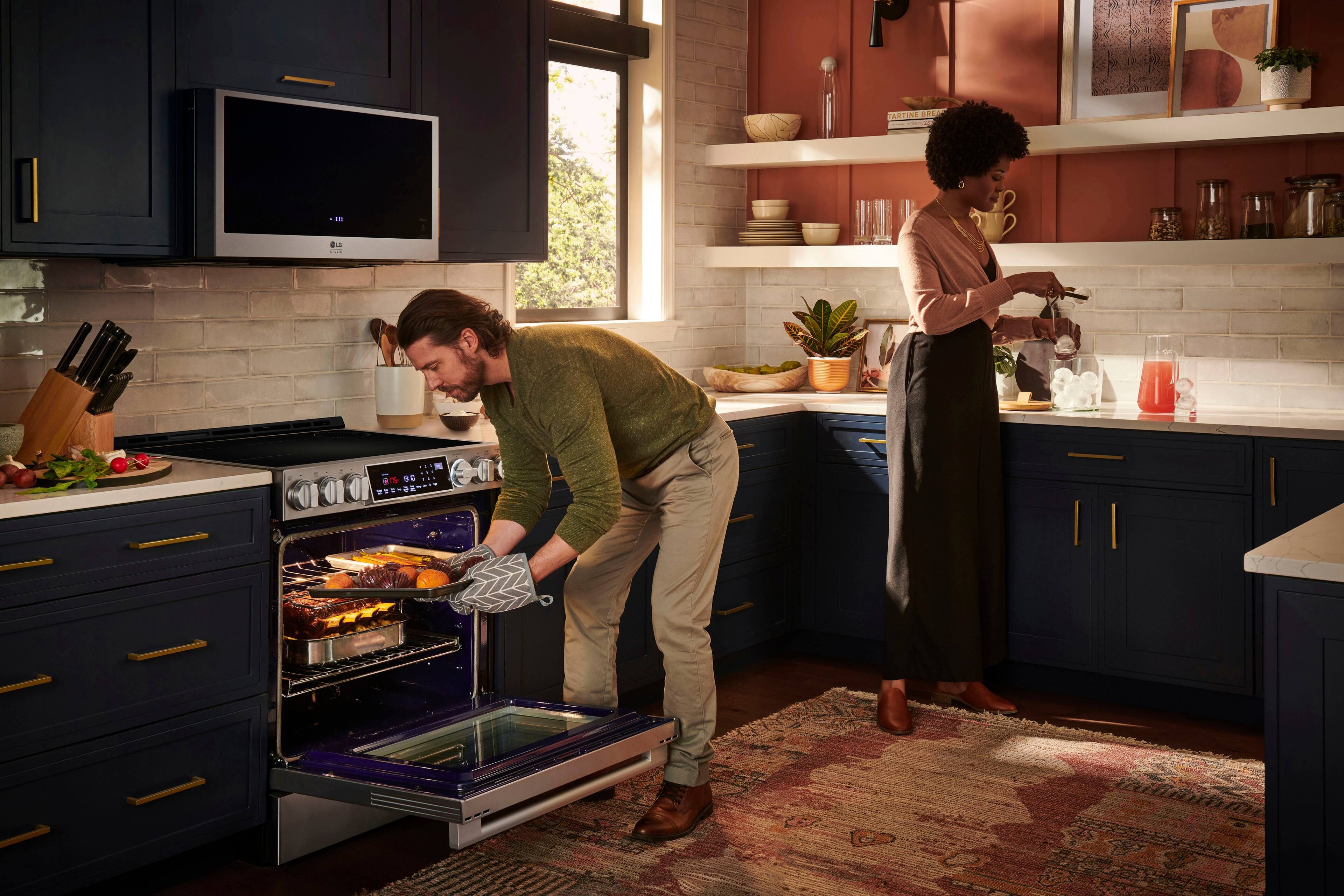 Alt View 30. LG - STUDIO 6.3 Cu. Ft. Freestanding Electric Induction True Convection Range with EasyClean, InstaView and Air Fry - Stainless Steel.