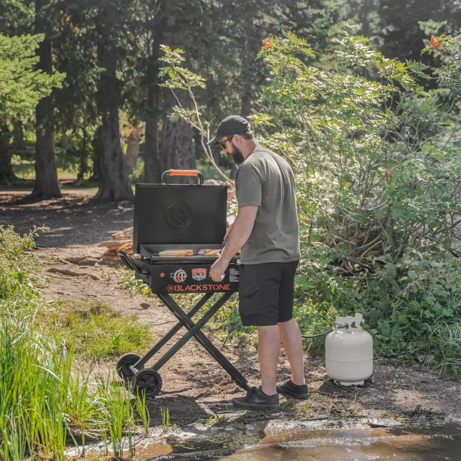Alt View 18. Blackstone - On the Go 22-in. Outdoor Omnivore Griddle with Hood and Flex-fold Legs - Black.