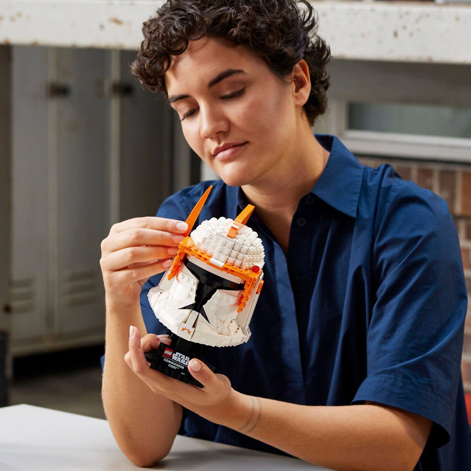 Angle. LEGO - Star Wars Clone Commander Cody Helmet 75350.