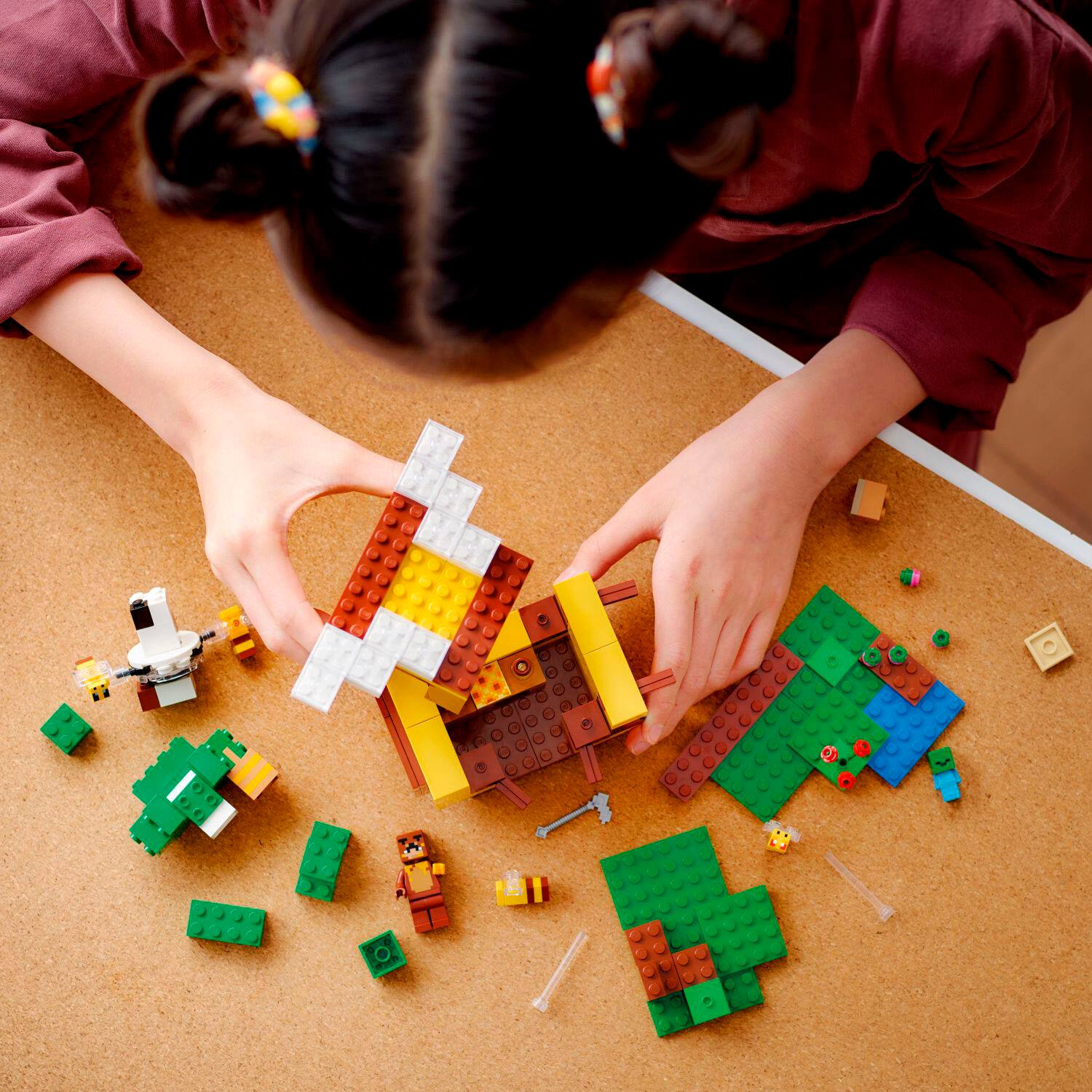 Alt View 12. LEGO - Minecraft The Bee Cottage 21241.