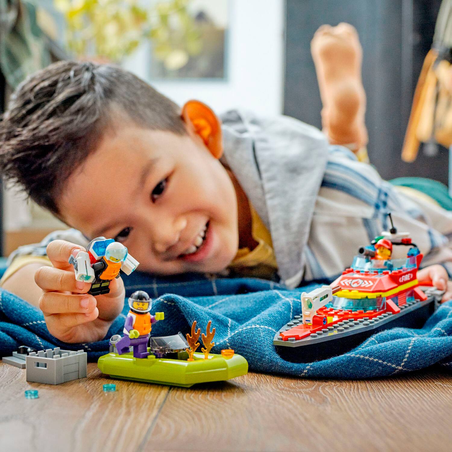 Angle. LEGO - City Fire Rescue Boat 60373.