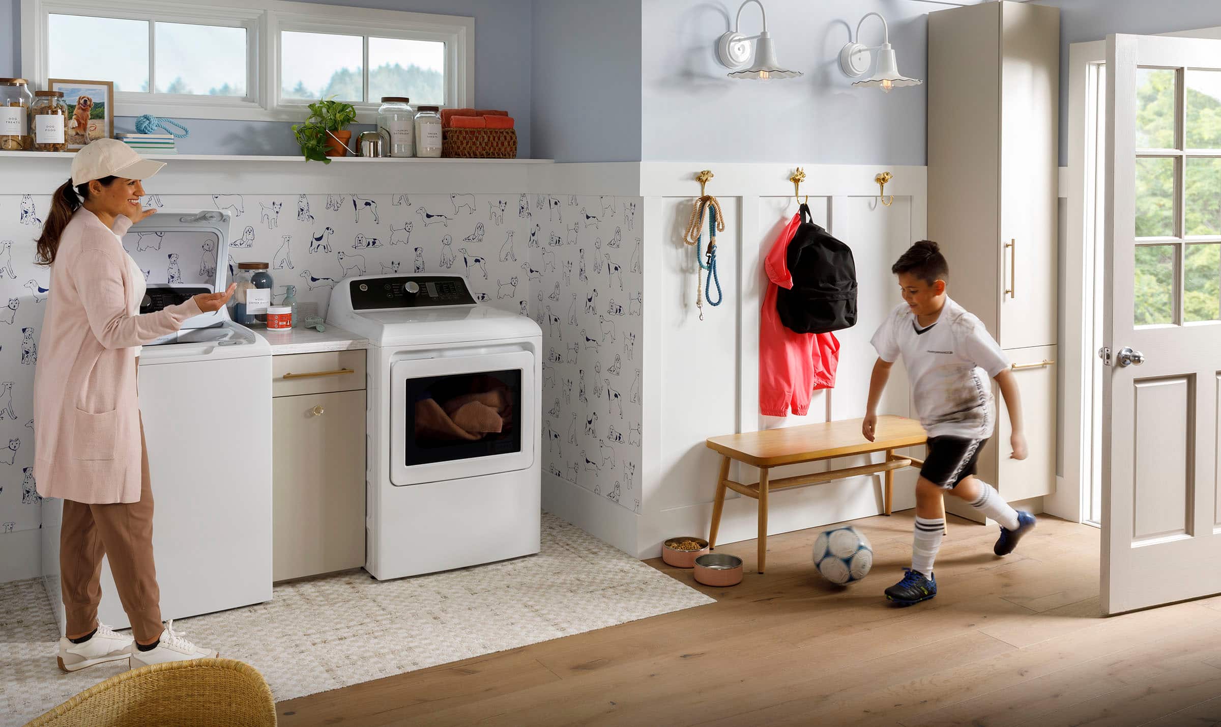 Alt View 24. GE - 4.5 cu ft Top Load Washer with Water Level Control, Deep Fill, Quick Wash, and Glass Lid - White with Matte Black.