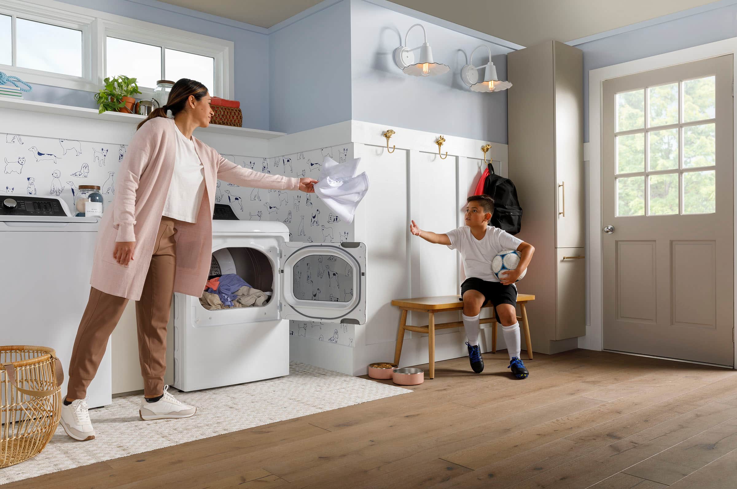 Alt View 25. GE - 4.5 cu ft Top Load Washer with Water Level Control, Deep Fill, Quick Wash, and Glass Lid - White with Matte Black.