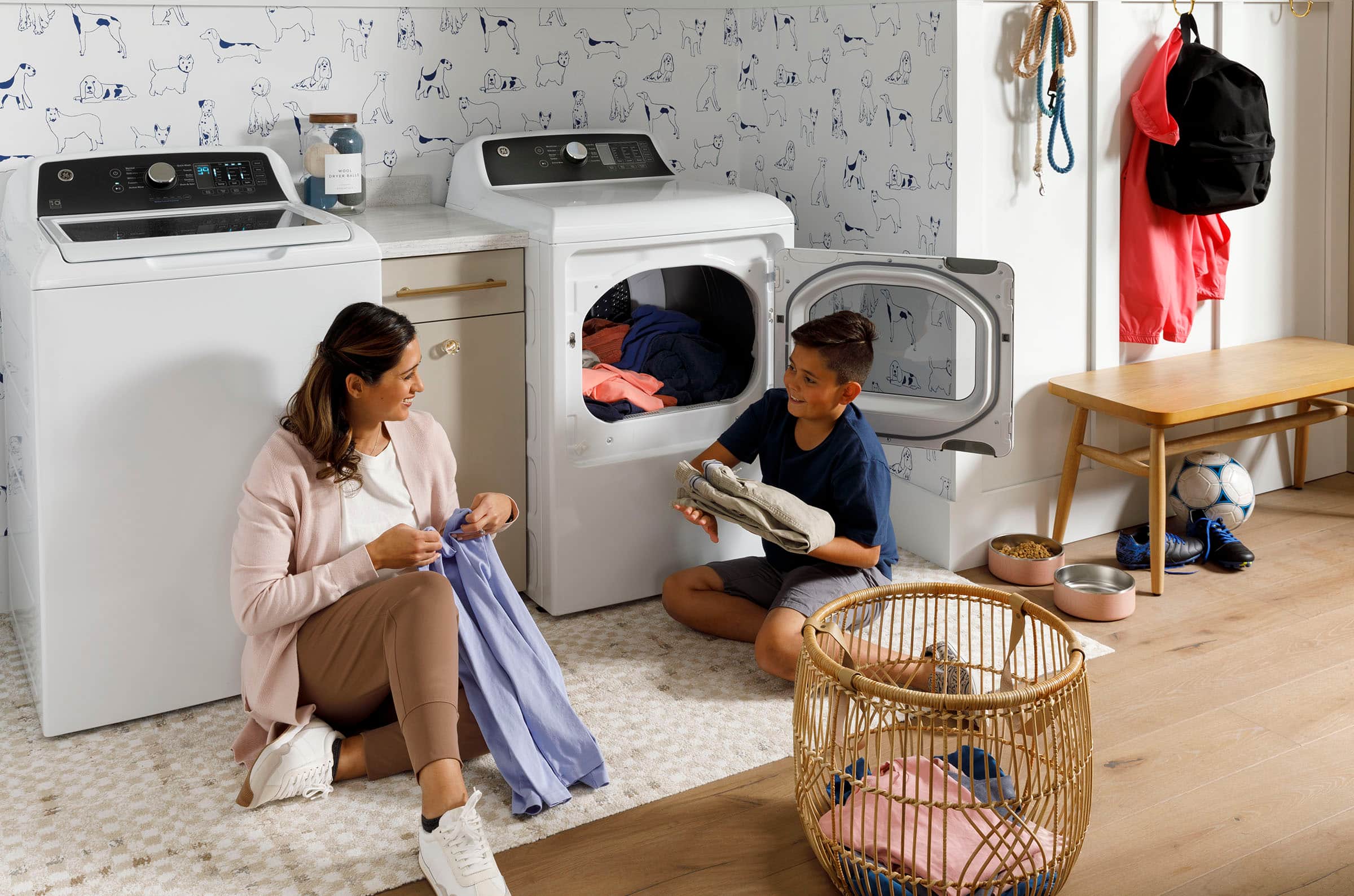 Alt View 30. GE - 4.5 cu ft Top Load Washer with Water Level Control, Deep Fill, Quick Wash, and Glass Lid - White with Matte Black.