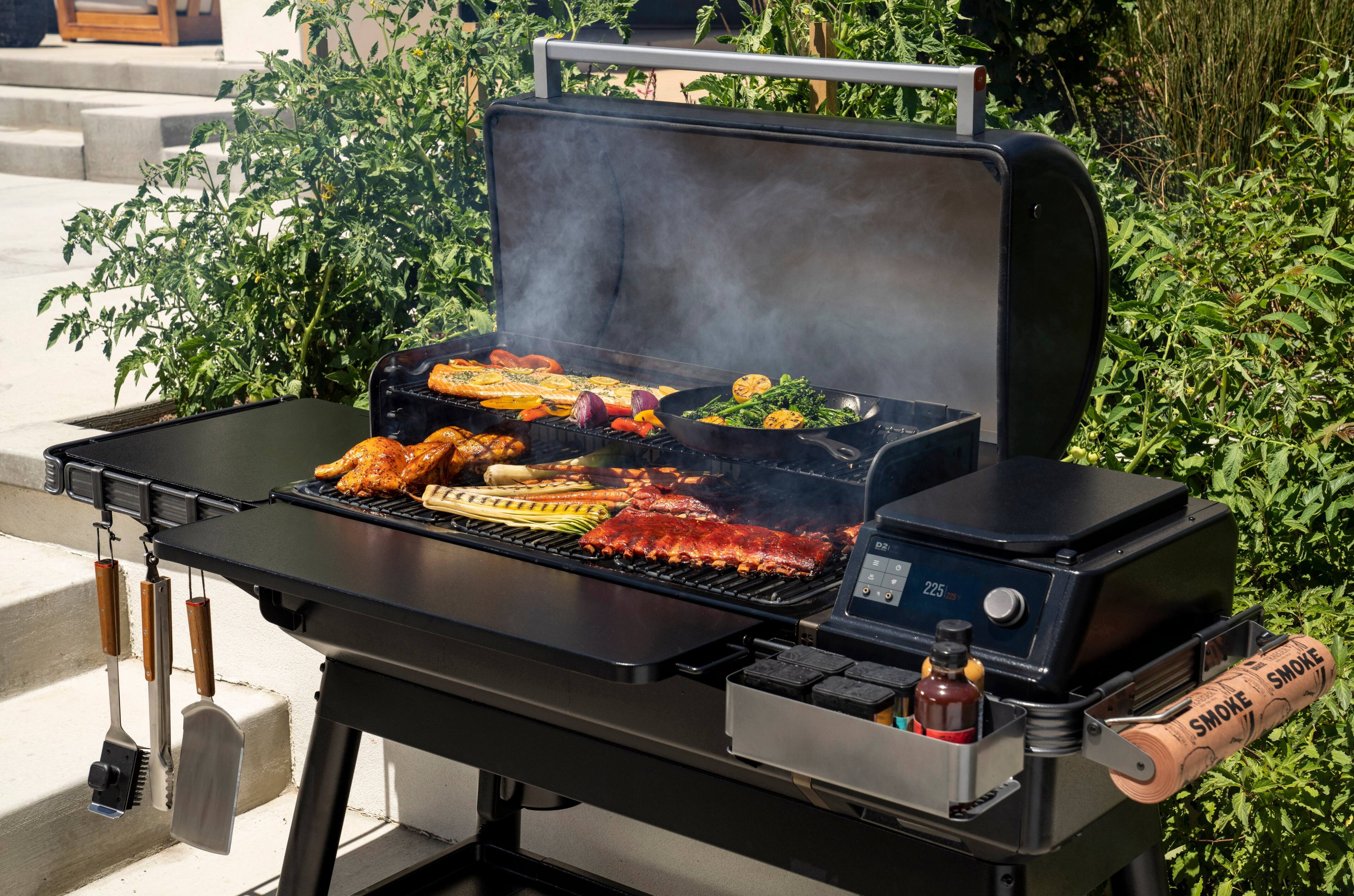 Alt View 16. Traeger Grills - IRONWOOD XL - Black.