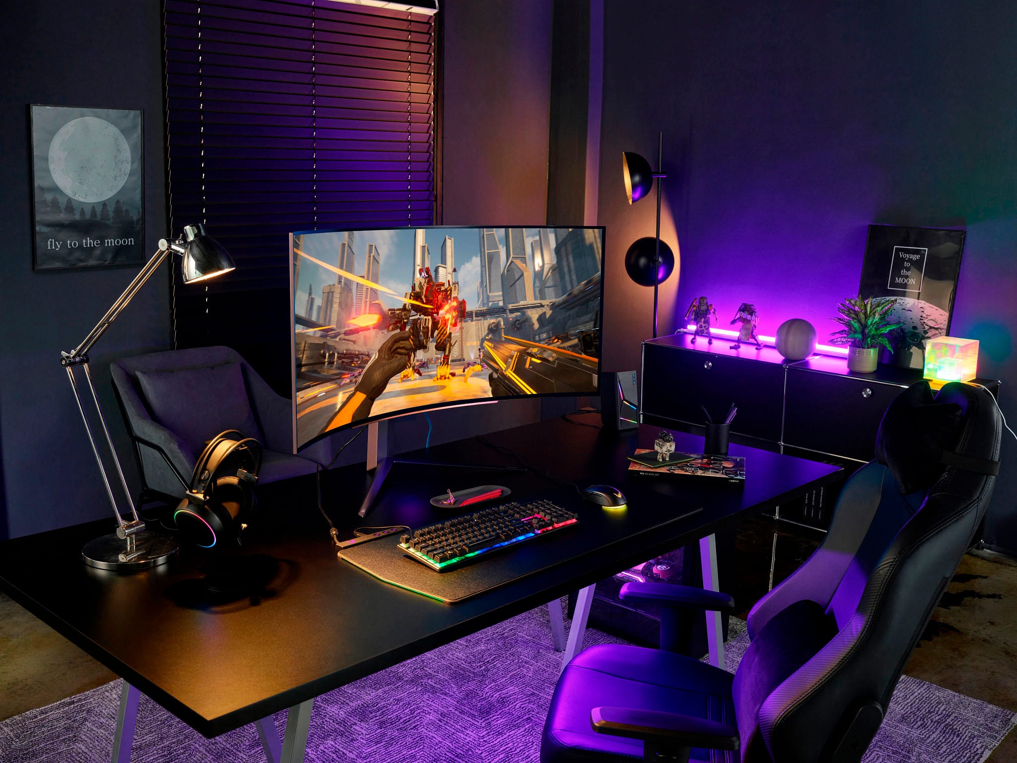 Alt View 32. LG - UltraGear 45” OLED Curved WQHD 240Hz 0.03ms FreeSync and NVIDIA G-Sync Compatible Gaming Monitor with HDR10 - Black.