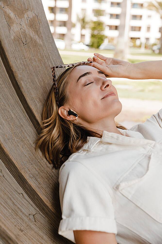 Alt View 23. JBL - Tune Flex True Wireless Noise Cancelling Earbuds - White.