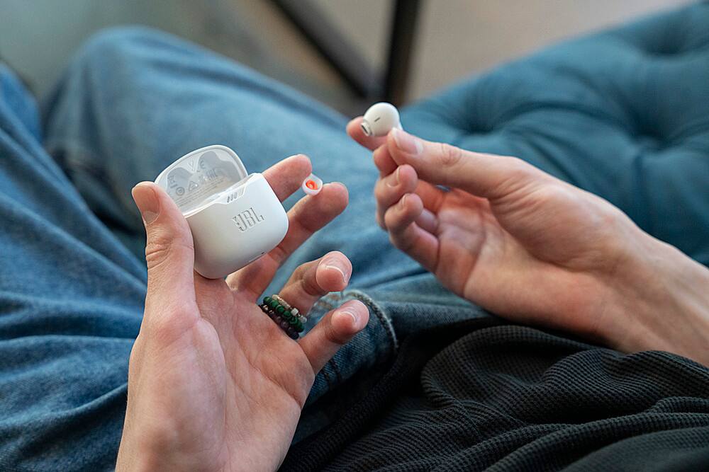 Alt View 26. JBL - Tune Flex True Wireless Noise Cancelling Earbuds - White.