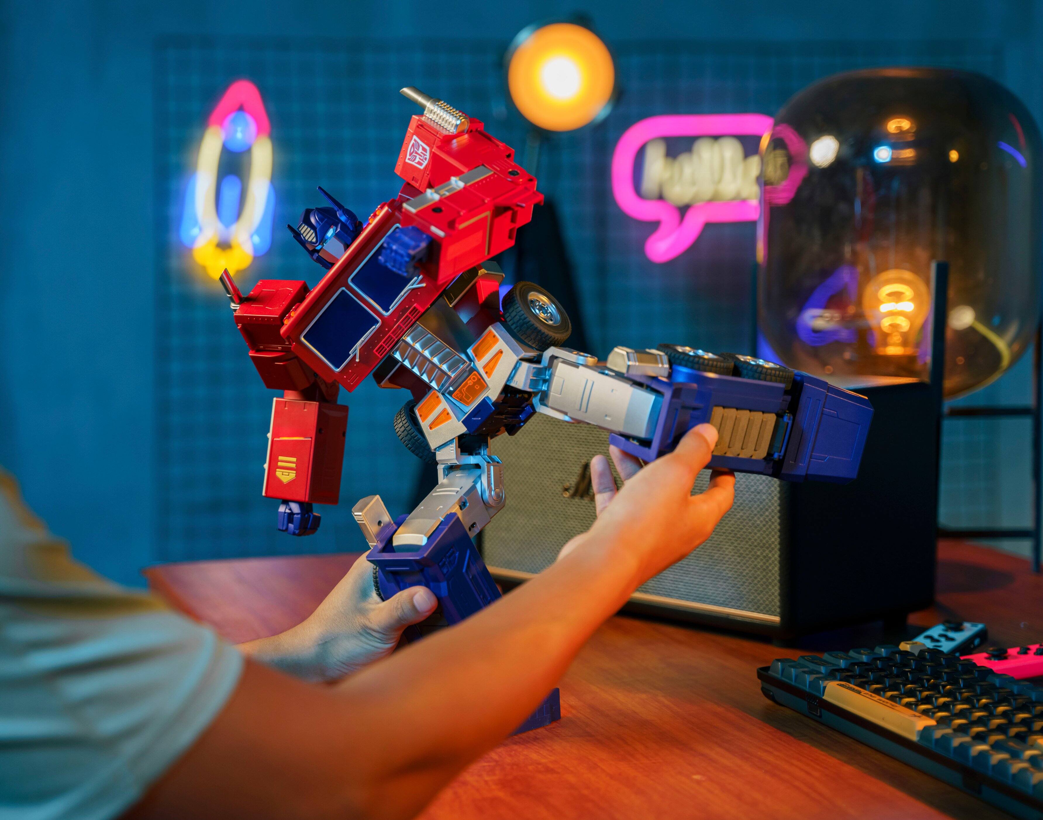 Alt View 32. Robosen - Transformers Optimus Prime Elite G1 - Multi.