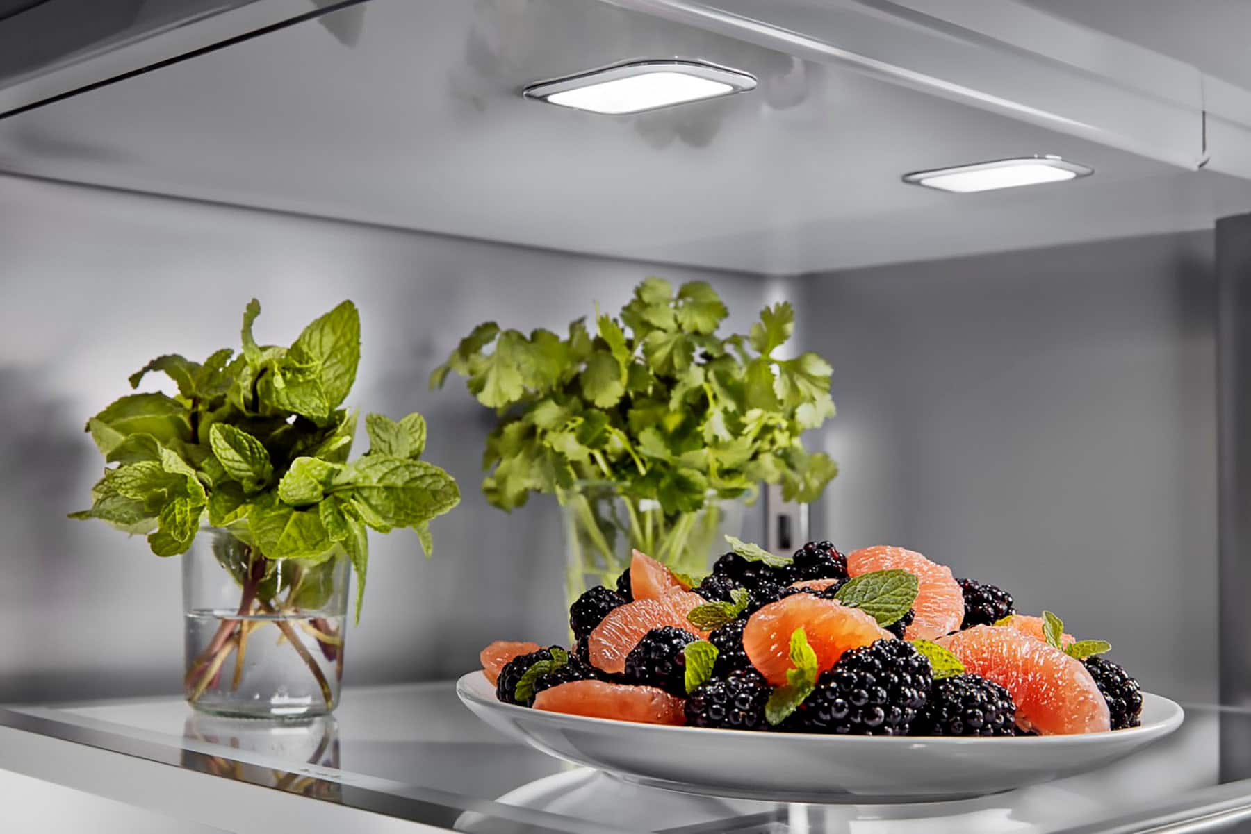 The image features a refrigerator with a digital display showing the current temperature and various options for adjusting the cooling settings. The display is divided into sections, with the top section showing the temperature, and the bottom section displaying the cooling options. The options include turning the cooling on or off, adjusting the temperature, and measuring the fill level. The refrigerator is designed to provide a comfortable and efficient cooling experience for its users.