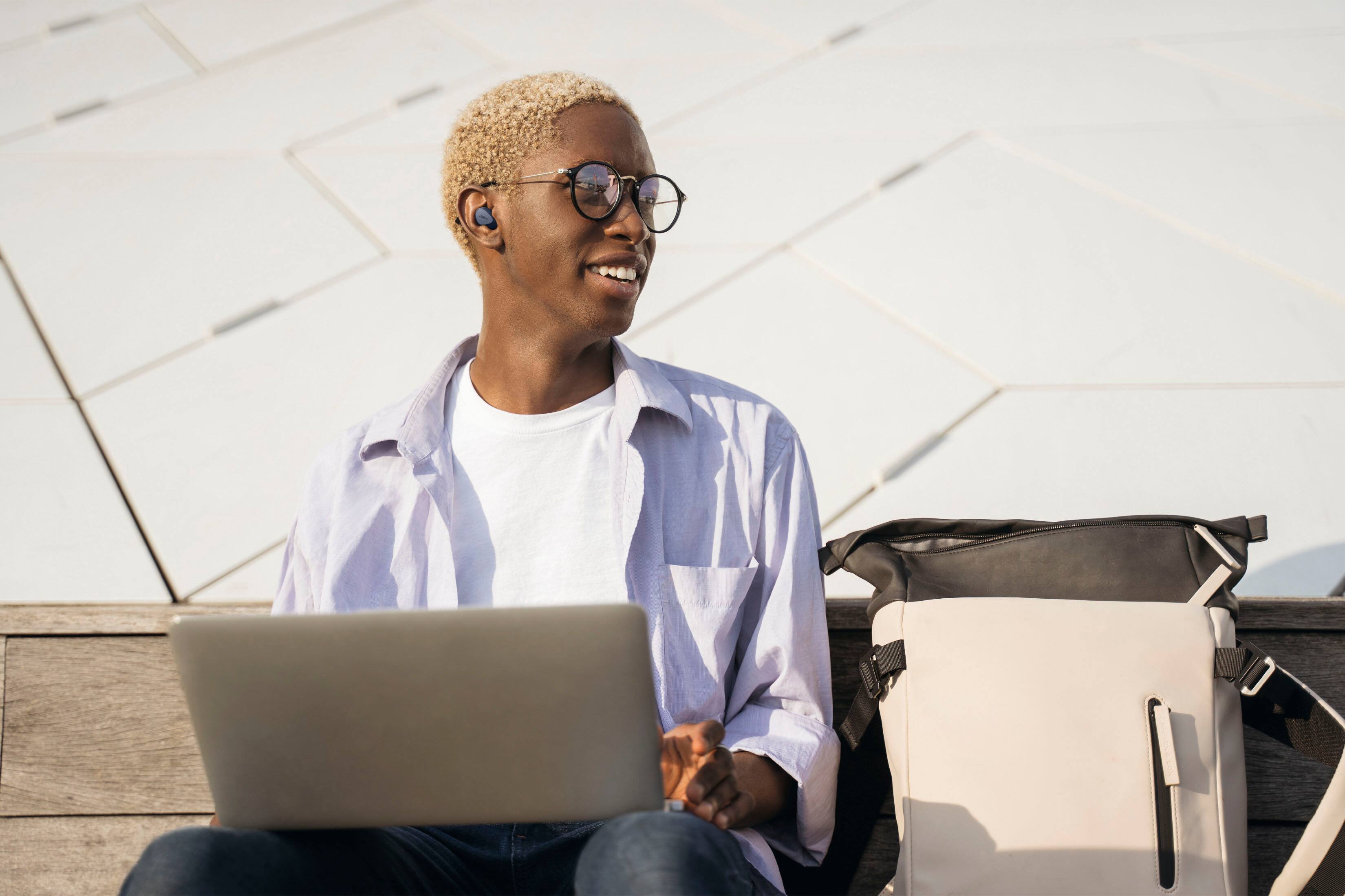 Left. Jabra - Elite 4 True Wireless Noise Cancelling In-ear Headphones - Navy.