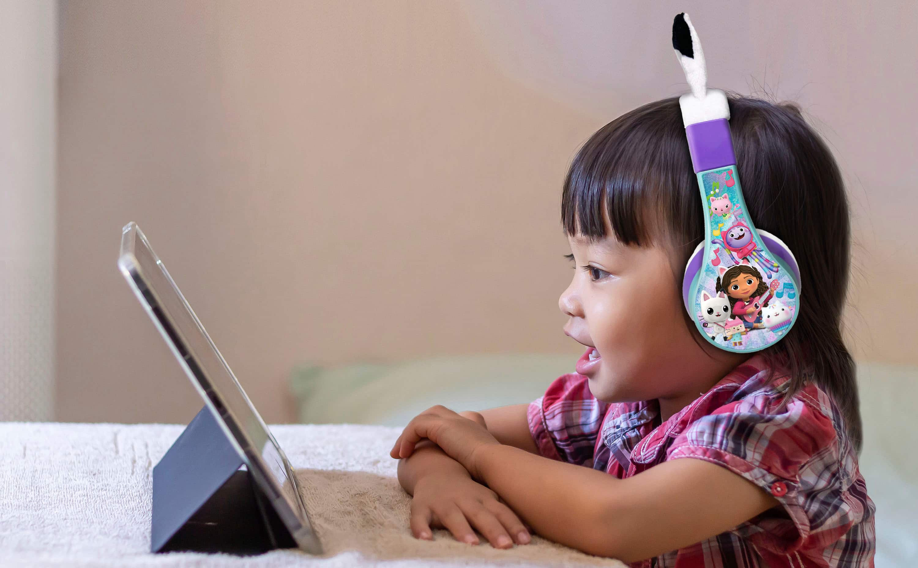Alt View 15. eKids - Gabby's Dollhouse Wireless Over-the-Ear Headphones - Aqua.