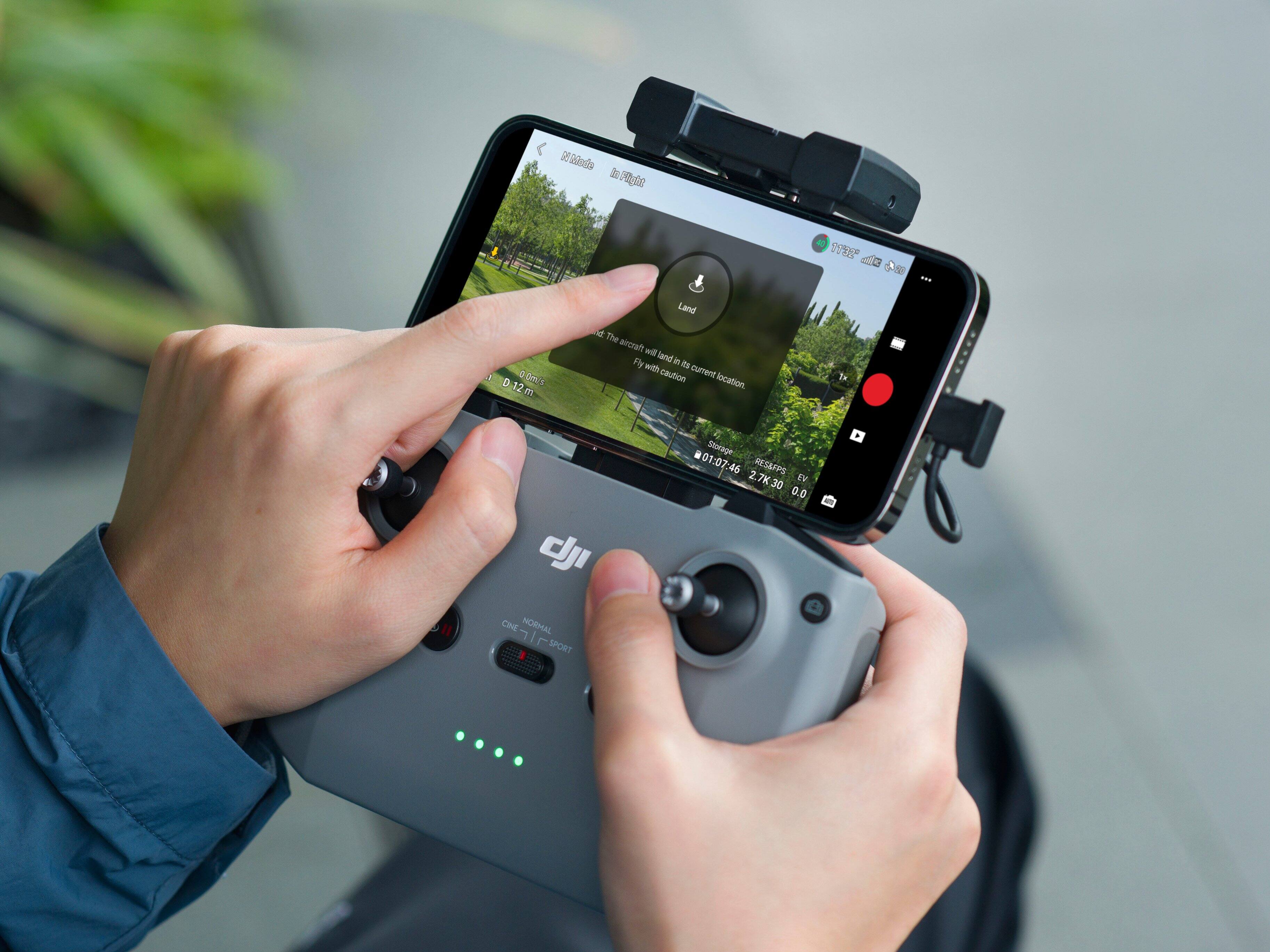 Alt View 17. DJI - Mini 2 SE Fly More Combo Drone with Remote Control - Gray.