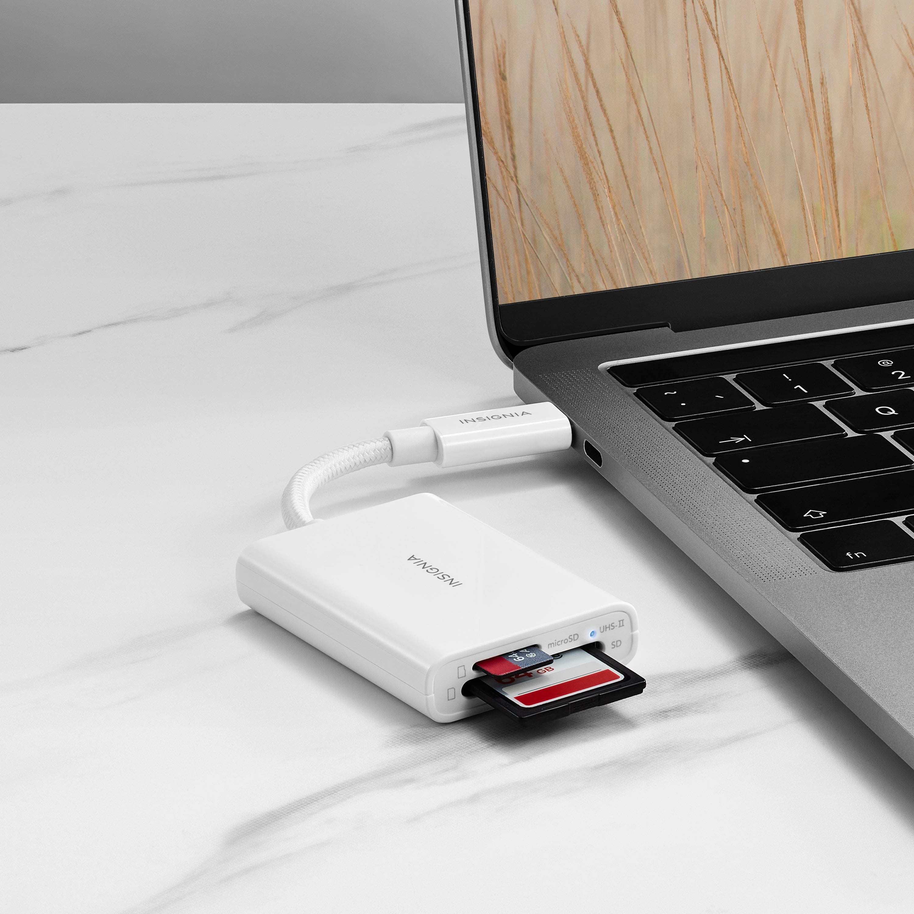 Alt View 17. Insignia™ - USB-C-to-SD/microSD Dual-Slot Card Reader - White.