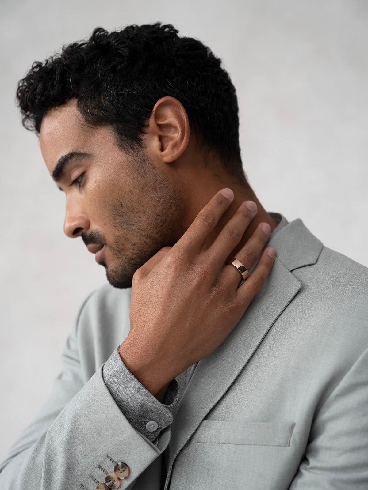 The image features a ring with a strong titanium exterior, which is designed to last for up to 7 days on a single battery charge. The ring also includes temperature sensing technology, making it a versatile and practical accessory for everyday wear. Additionally, the ring is equipped with research-grade heart rate and SPO2 sensors, providing accurate and reliable health data for users.