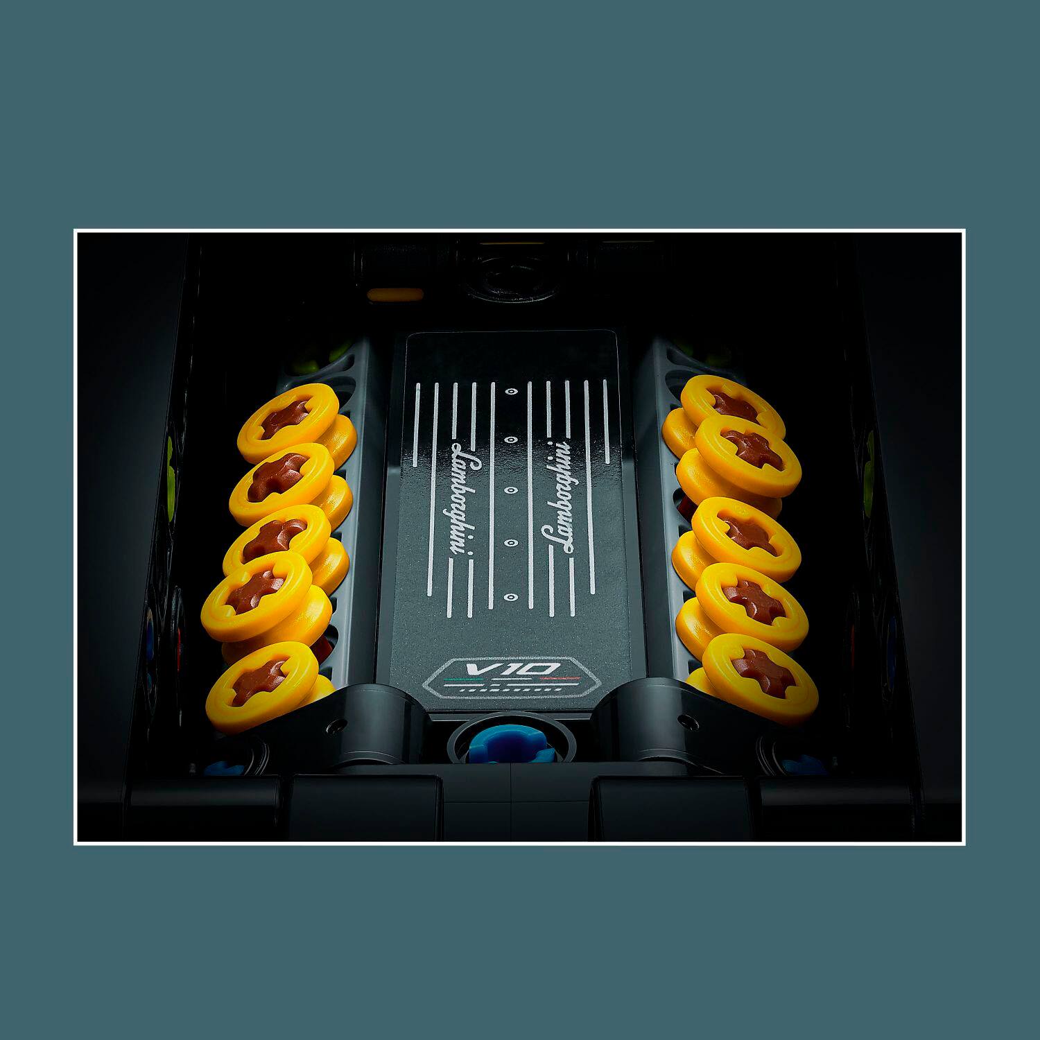 Left. LEGO - Technic Lamborghini Huracán Tecnica 42161.