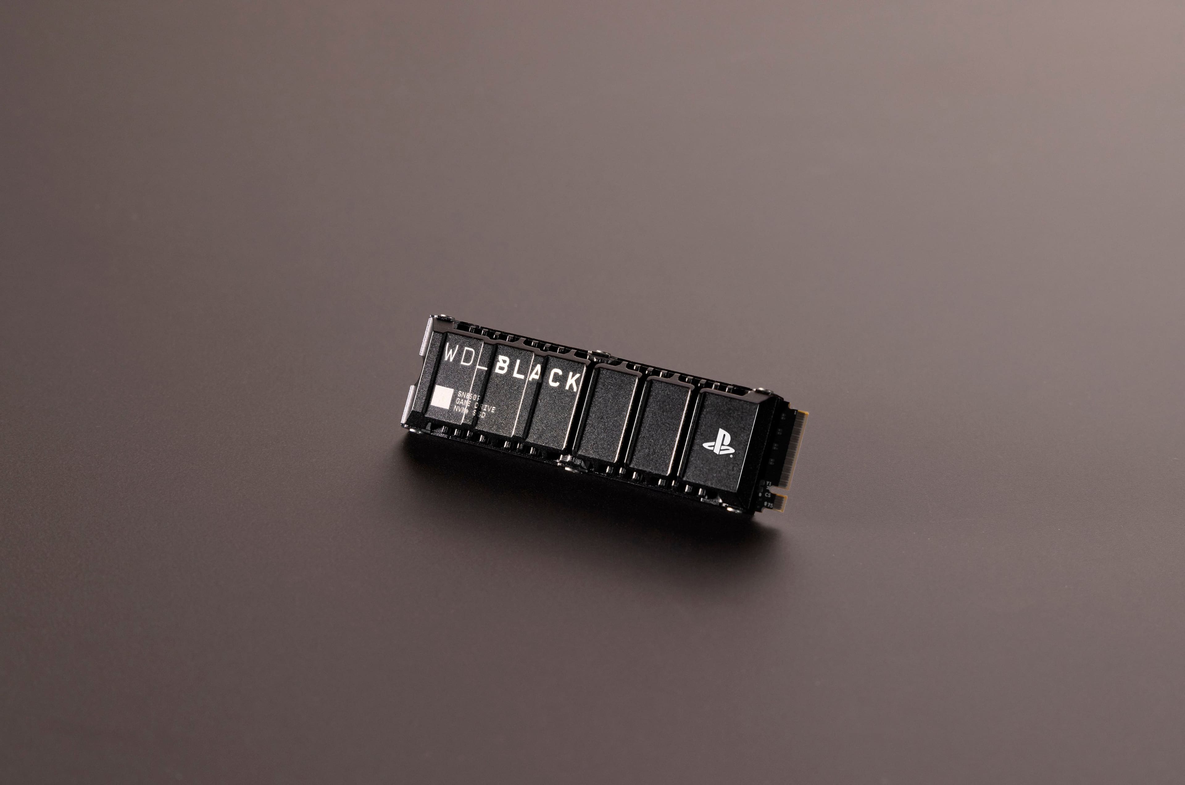 Alt View 12. WD - BLACK SN850P 1TB Internal SSD PCIe Gen 4 x4 with Heatsink for PS5 - Black.