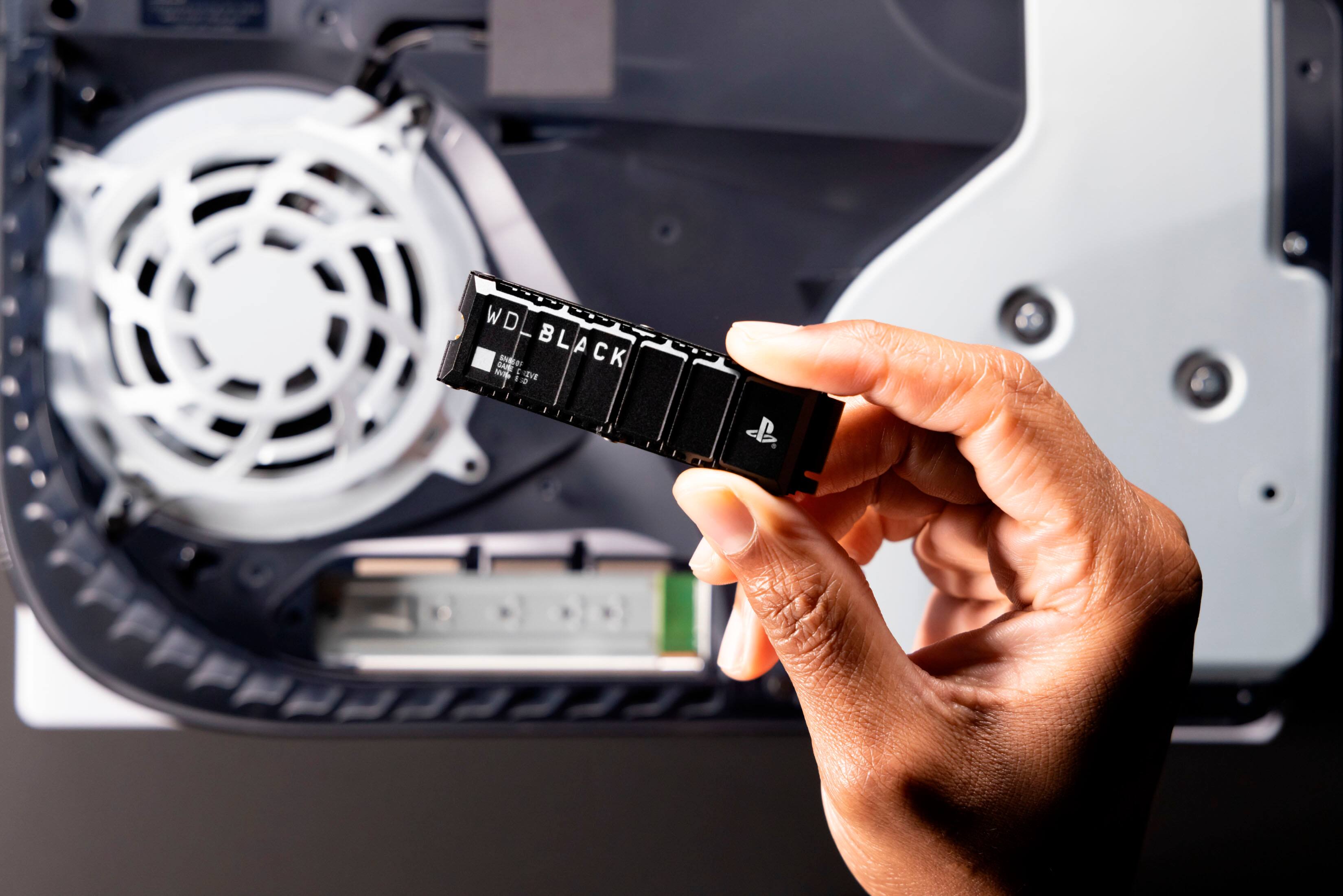 Alt View 16. WD - BLACK SN850P 1TB Internal SSD PCIe Gen 4 x4 with Heatsink for PS5 - Black.